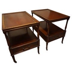 Tavolini antichi in stile coloniale in mogano con piano in pelle e ferramenta in ottone