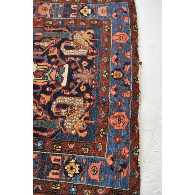 Noué à la main Tapis ancien coloré et feuilleté d'histoires avec scène de chasse en vente