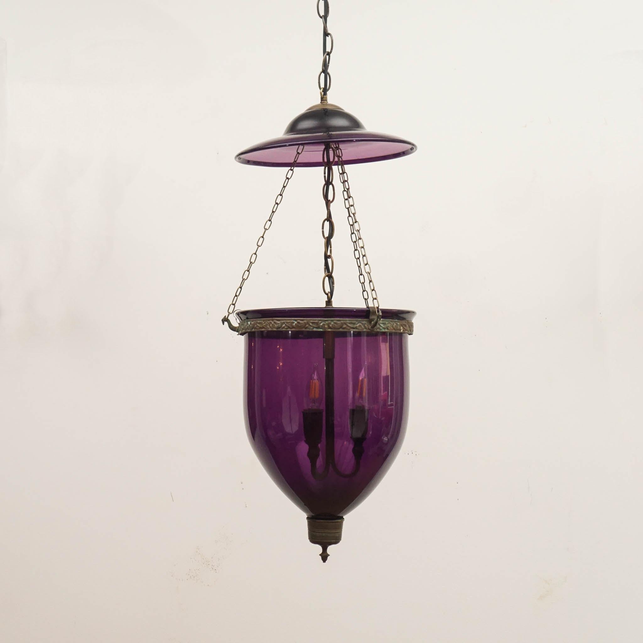 
Tre lanterne a campana di colore diverso con dettagli in ottone. Un pigmento straordinario come il cobalto può essere datato addirittura al 1802, rendendo queste plafoniere ancora più straordinarie. 

Misure: 
Altezza: 36