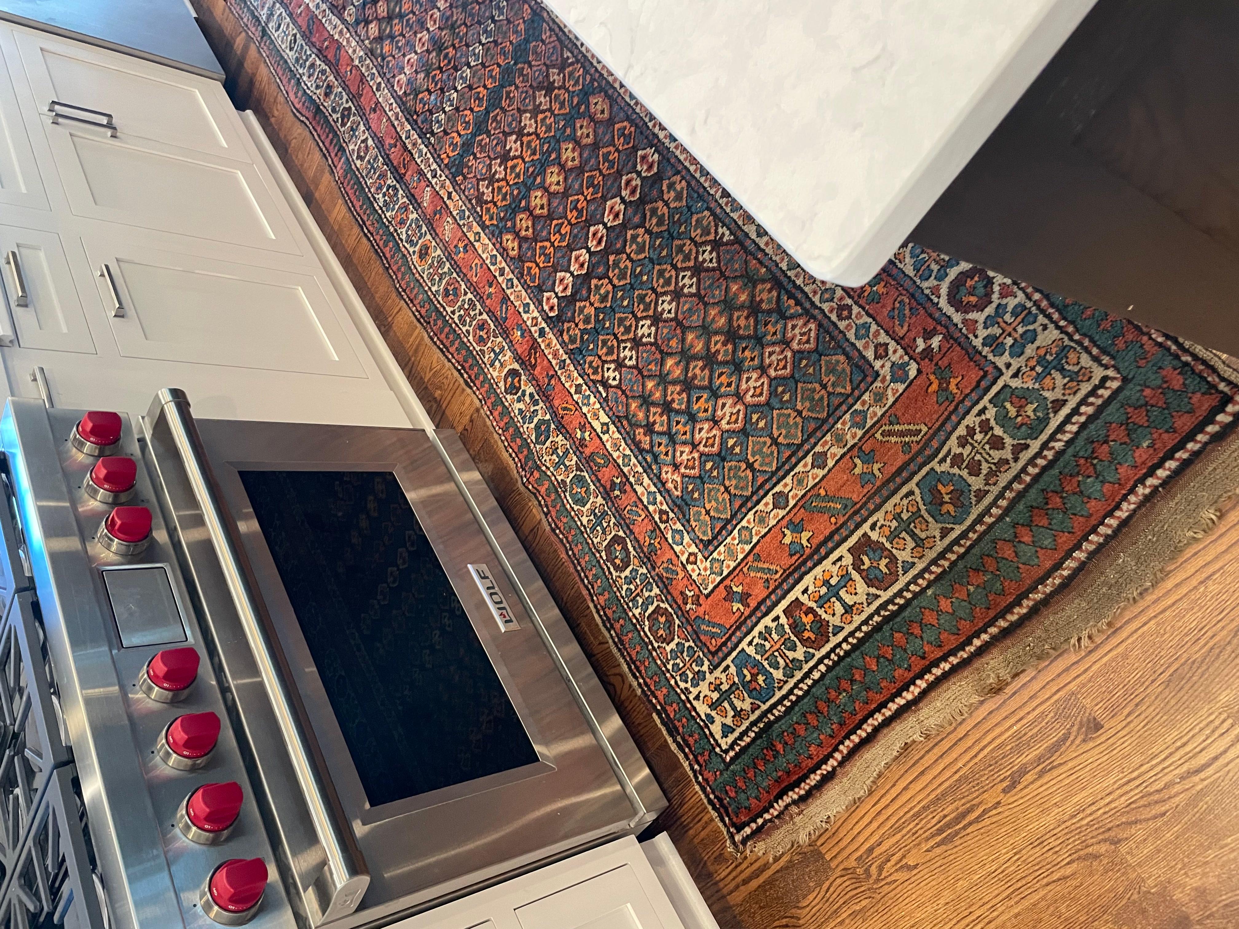 Noué à la main Ancien tapis kurde coloré, circa 1930-40's en vente