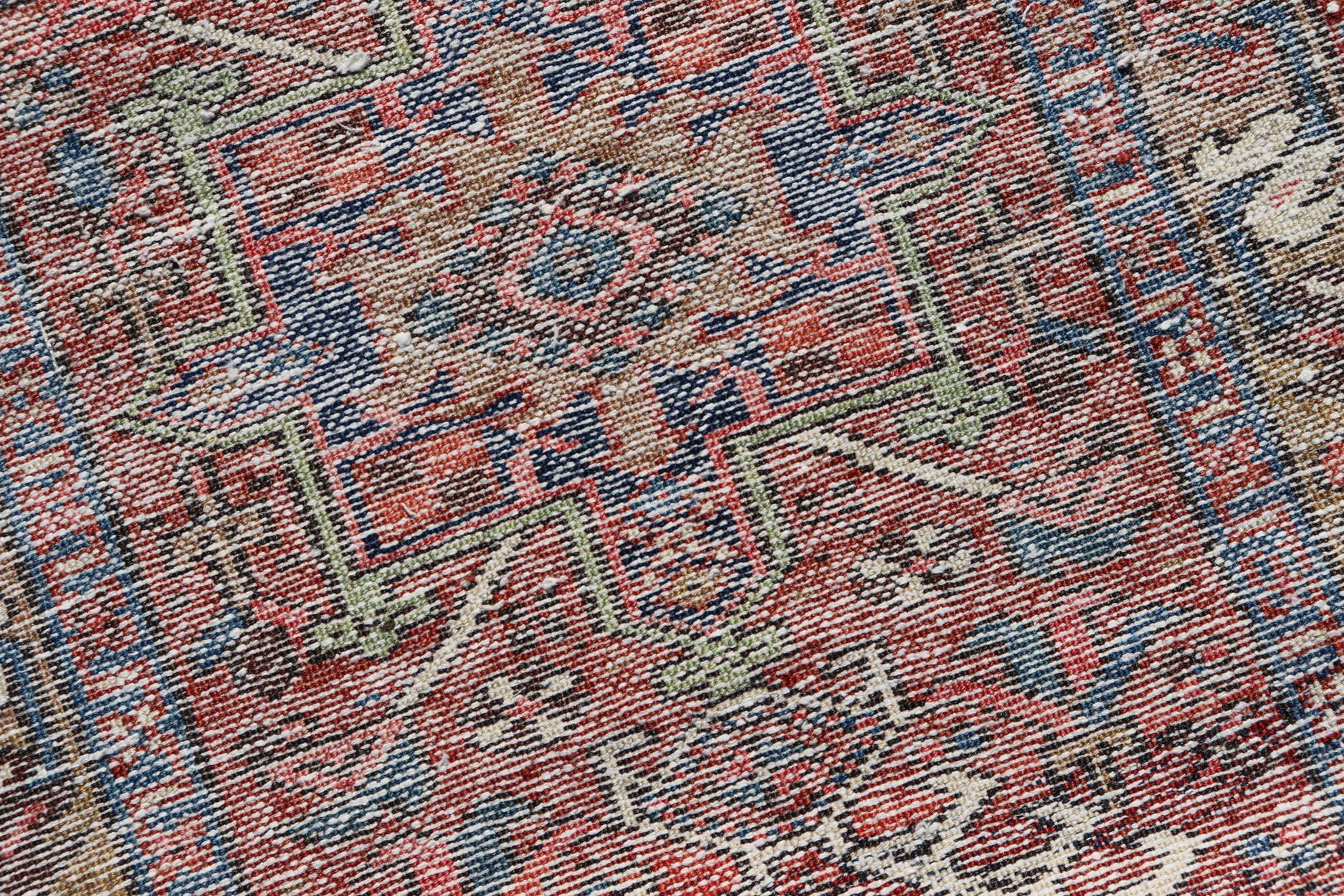 Antiker farbenfroher persischer Heriz-Teppich mit kühnem, geometrischem Design im Angebot 2