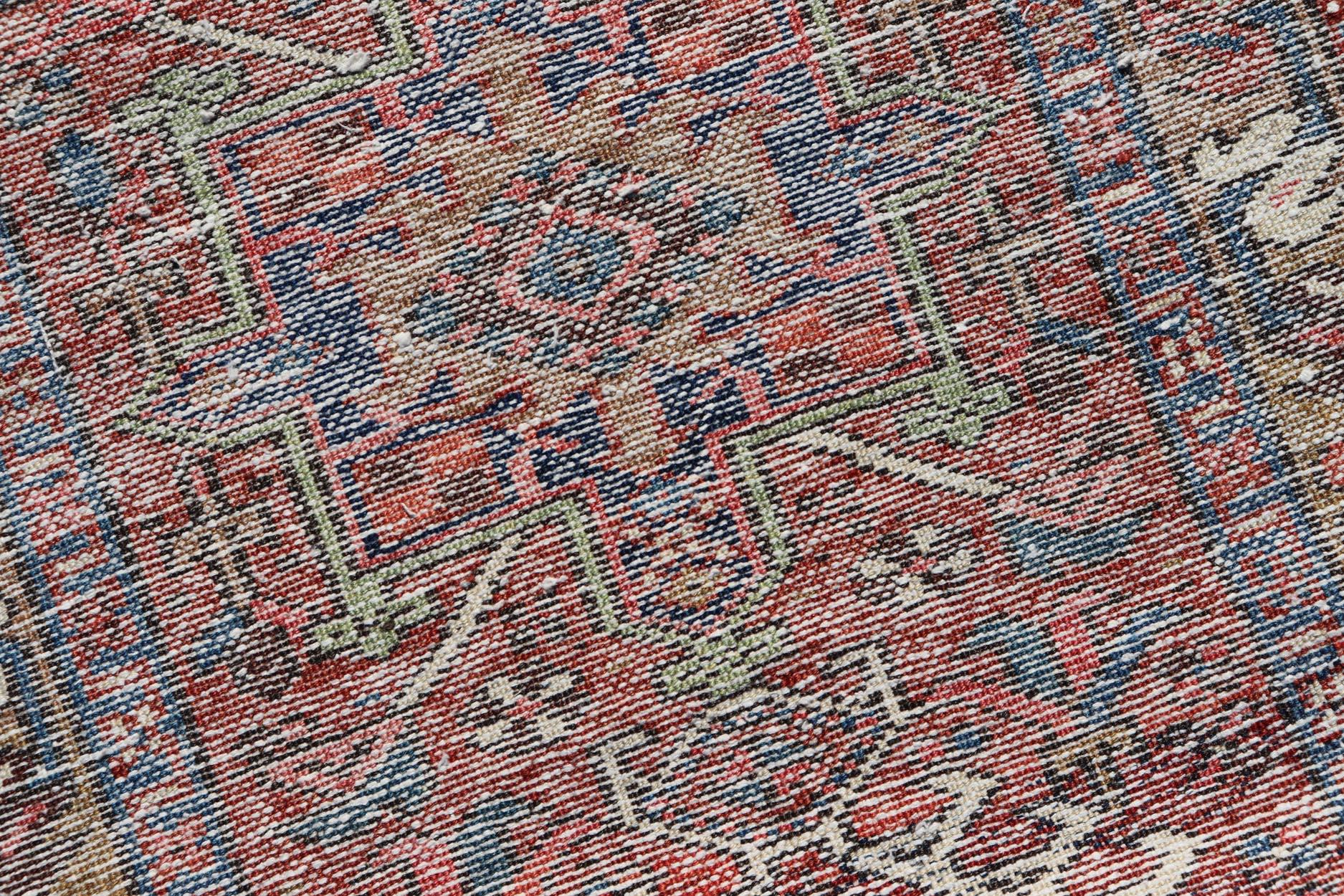 Tapis persan ancien coloré Heriz avec un design géométrique audacieux en vente 2