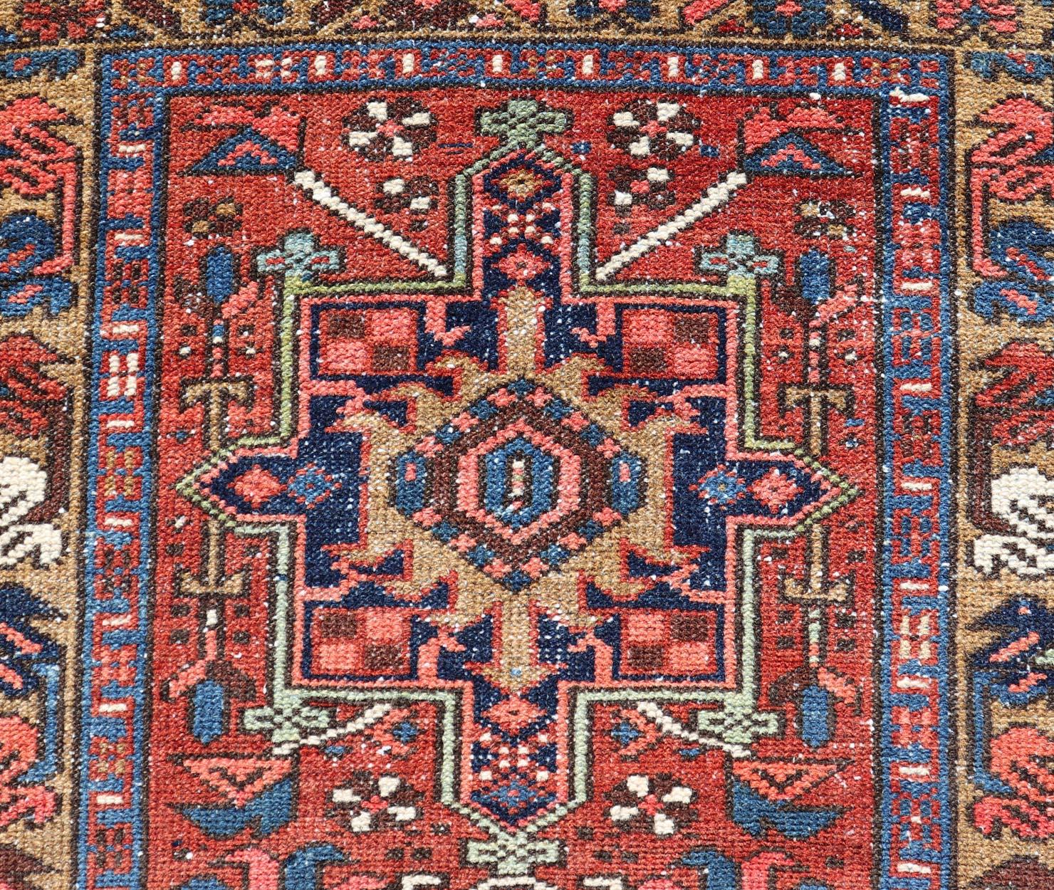 Antiker farbenfroher persischer Heriz-Teppich mit kühnem, geometrischem Design (Handgeknüpft) im Angebot