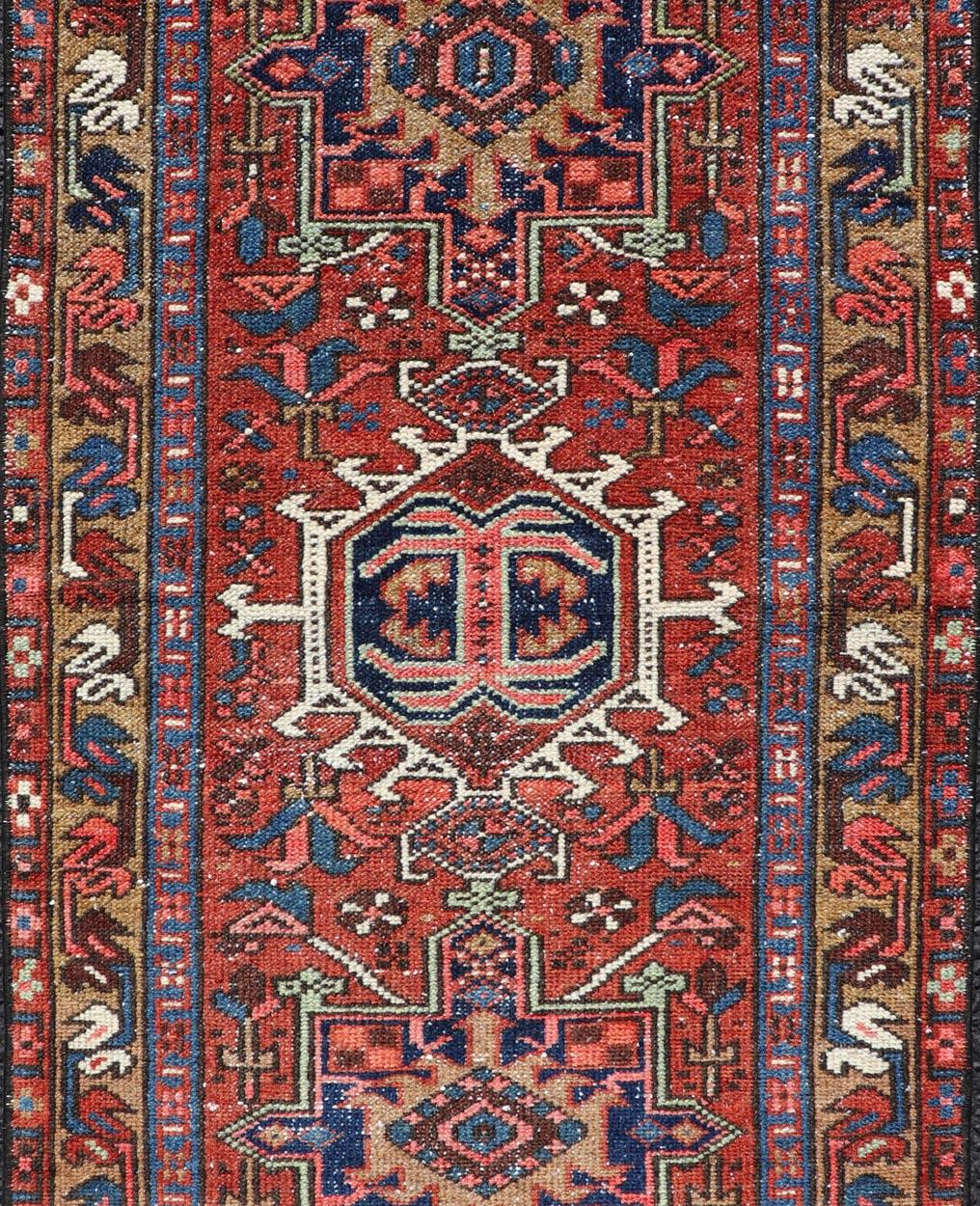 Antiker farbenfroher persischer Heriz-Teppich mit kühnem, geometrischem Design (Wolle) im Angebot