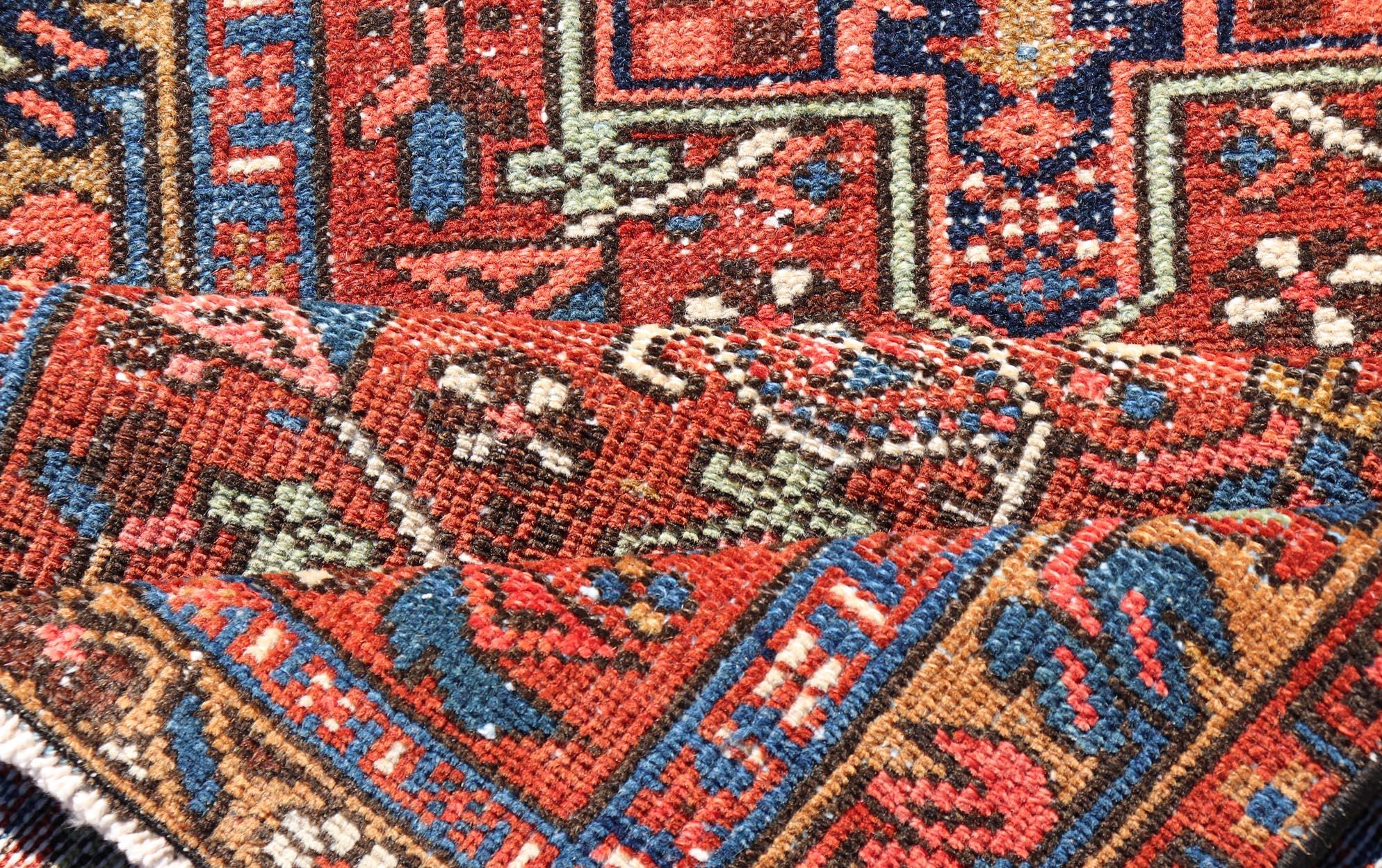 Antiker farbenfroher persischer Heriz-Teppich mit kühnem, geometrischem Design im Angebot 1