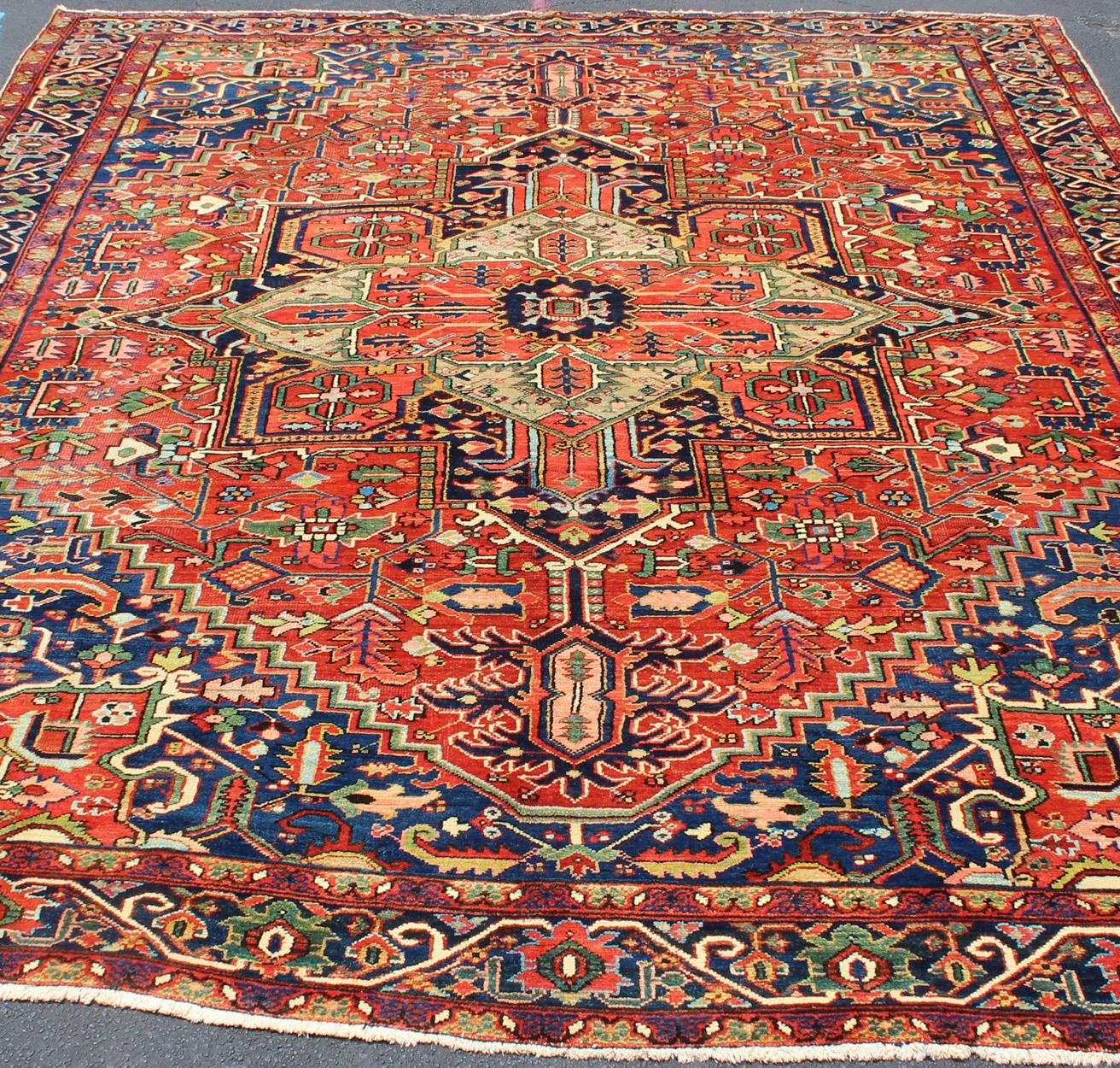 Colorful Antique Persian Heriz-Serapi With Geometric Medallion Design In Excellent Condition For Sale In Atlanta, GA