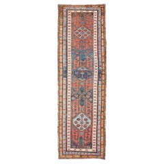 Antico runner persiano Heriz-Serapi colorato con un audace disegno geometrico