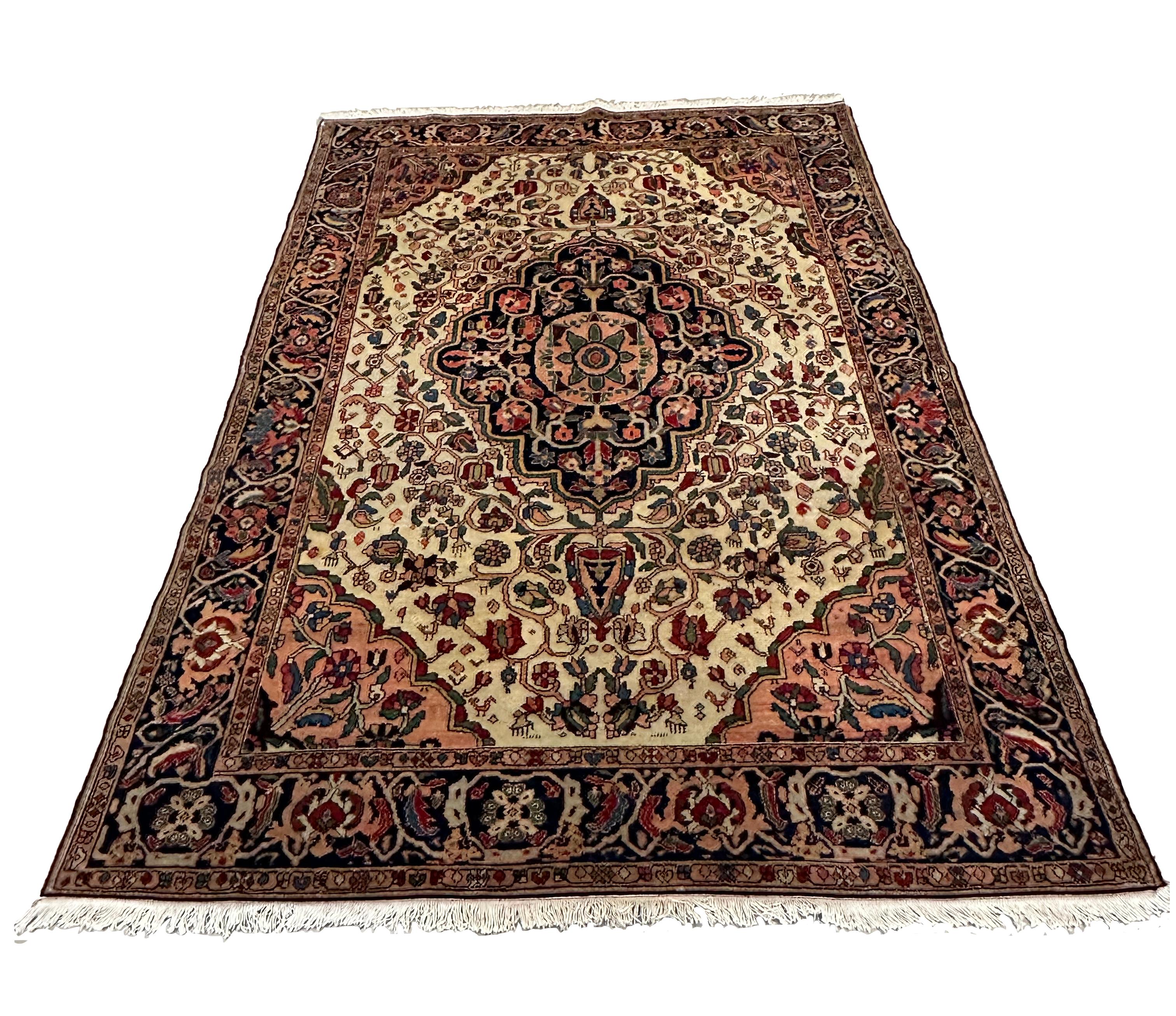 Cet exquis tapis persan ancien, mesurant 4'6