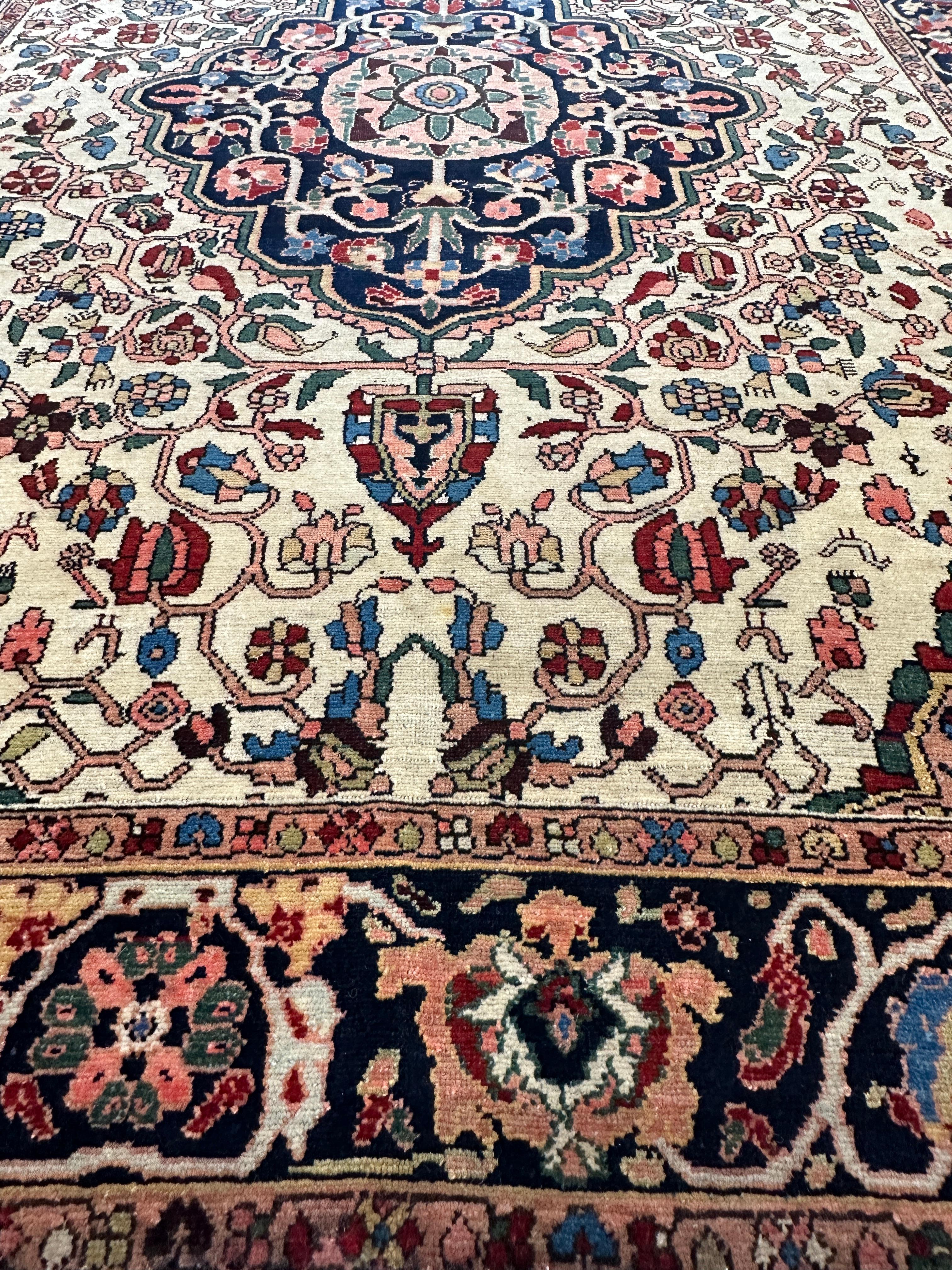 Noué à la main Tapis persan ancien et coloré en vente