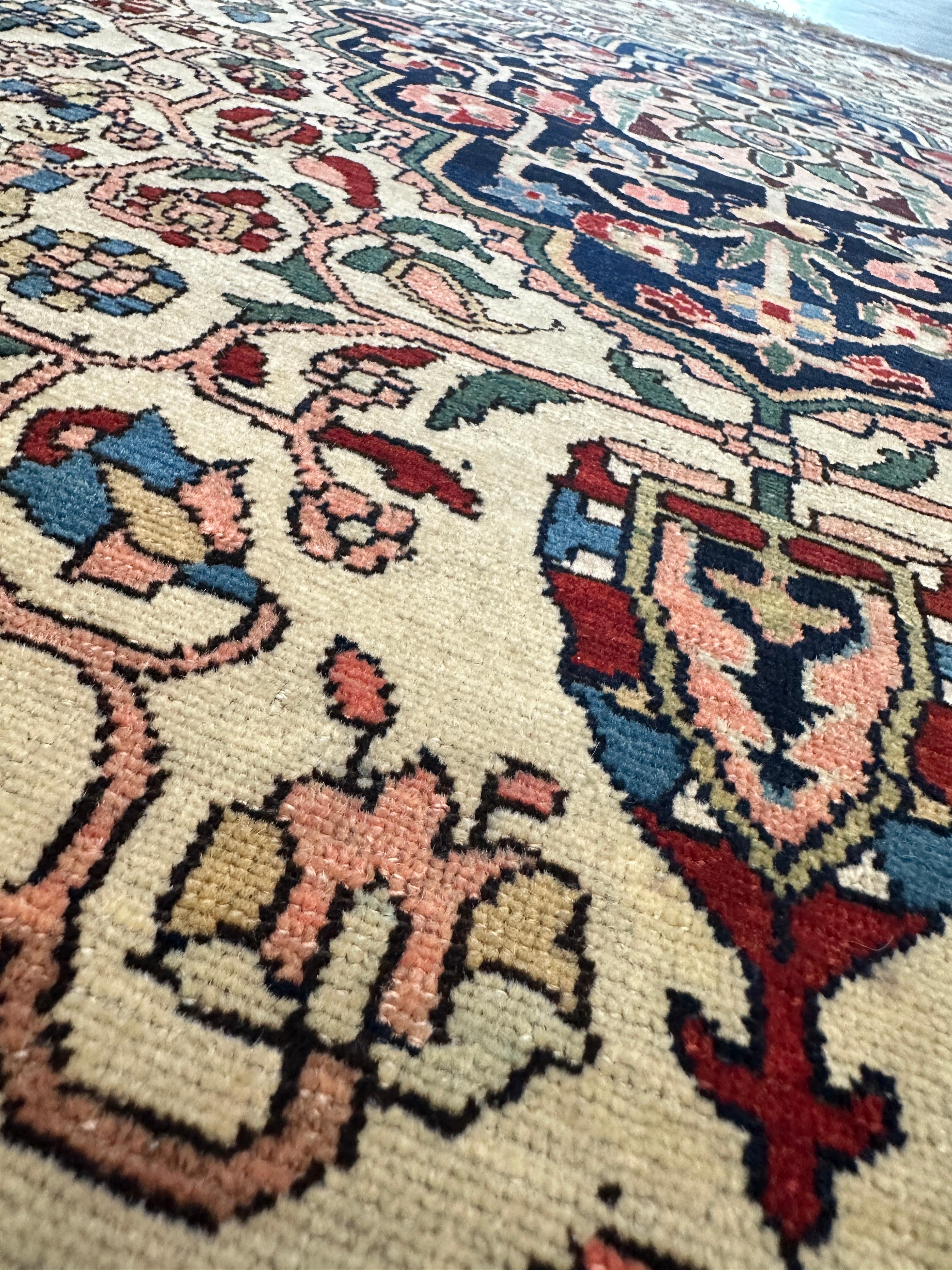Tapis persan ancien et coloré Bon état - En vente à West Hollywood, CA