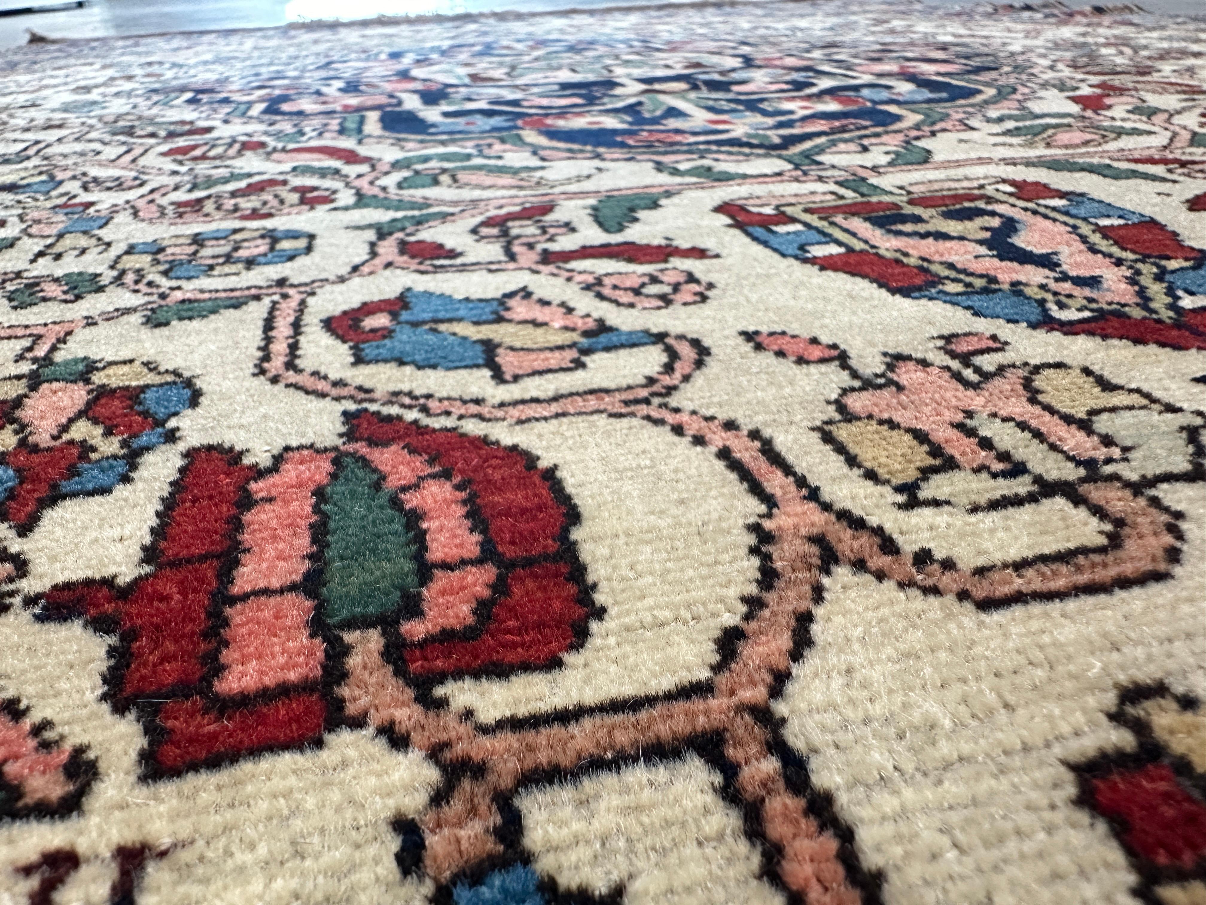 Fin du 20e siècle Tapis persan ancien et coloré en vente