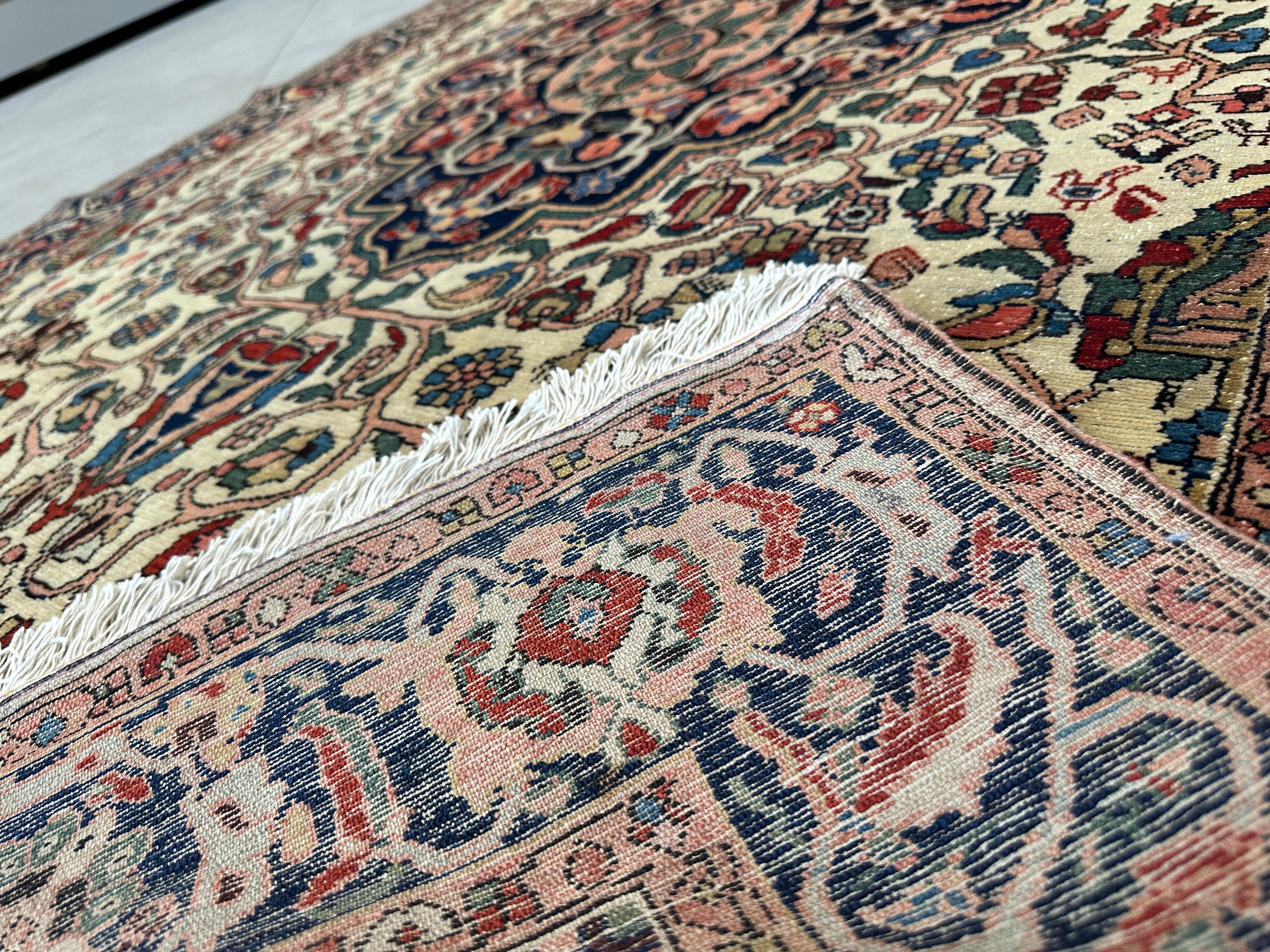 Tapis persan ancien et coloré en vente 1