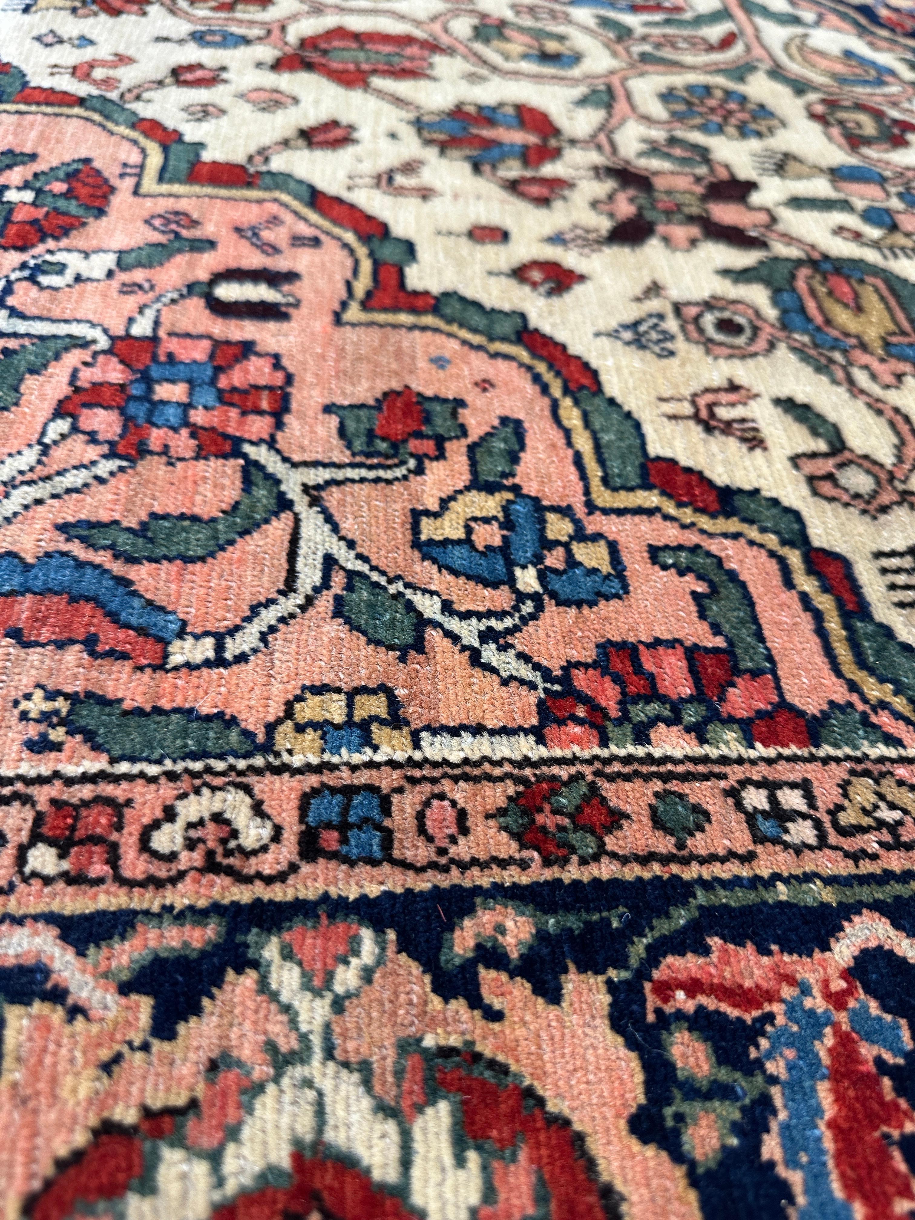 Tapis persan ancien et coloré en vente 2