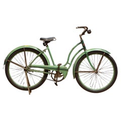 Bicyclette d'antiquités Colson Corp pour fille, vers 1947