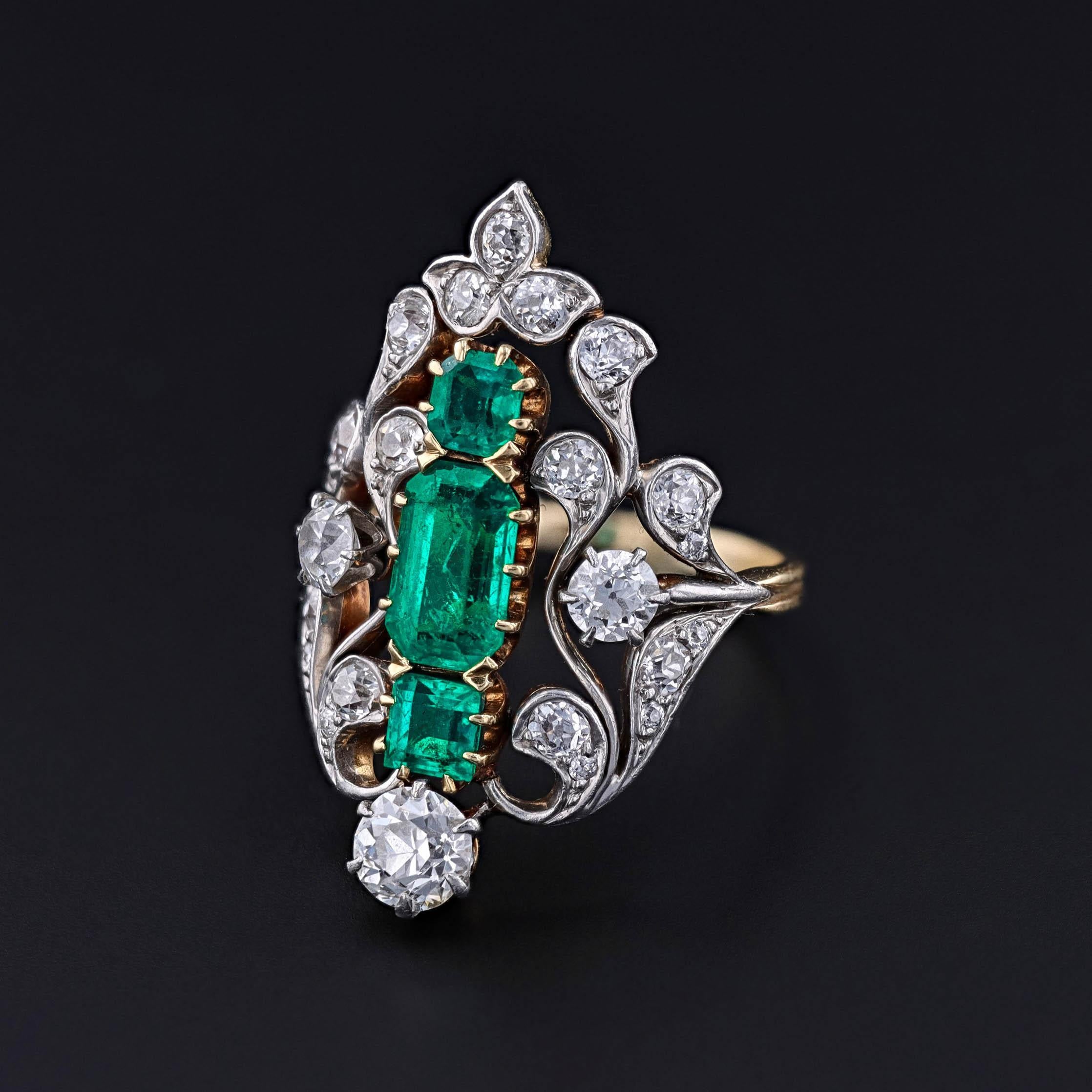 Exemple lumineux du raffinement de la Belle Époque, cette bague ancienne (vers 1900-1915) éblouit par son agencement vibrant d'émeraudes naturelles d'un vert bleuté léger, associées à d'étincelants diamants de taille européenne ancienne, le tout