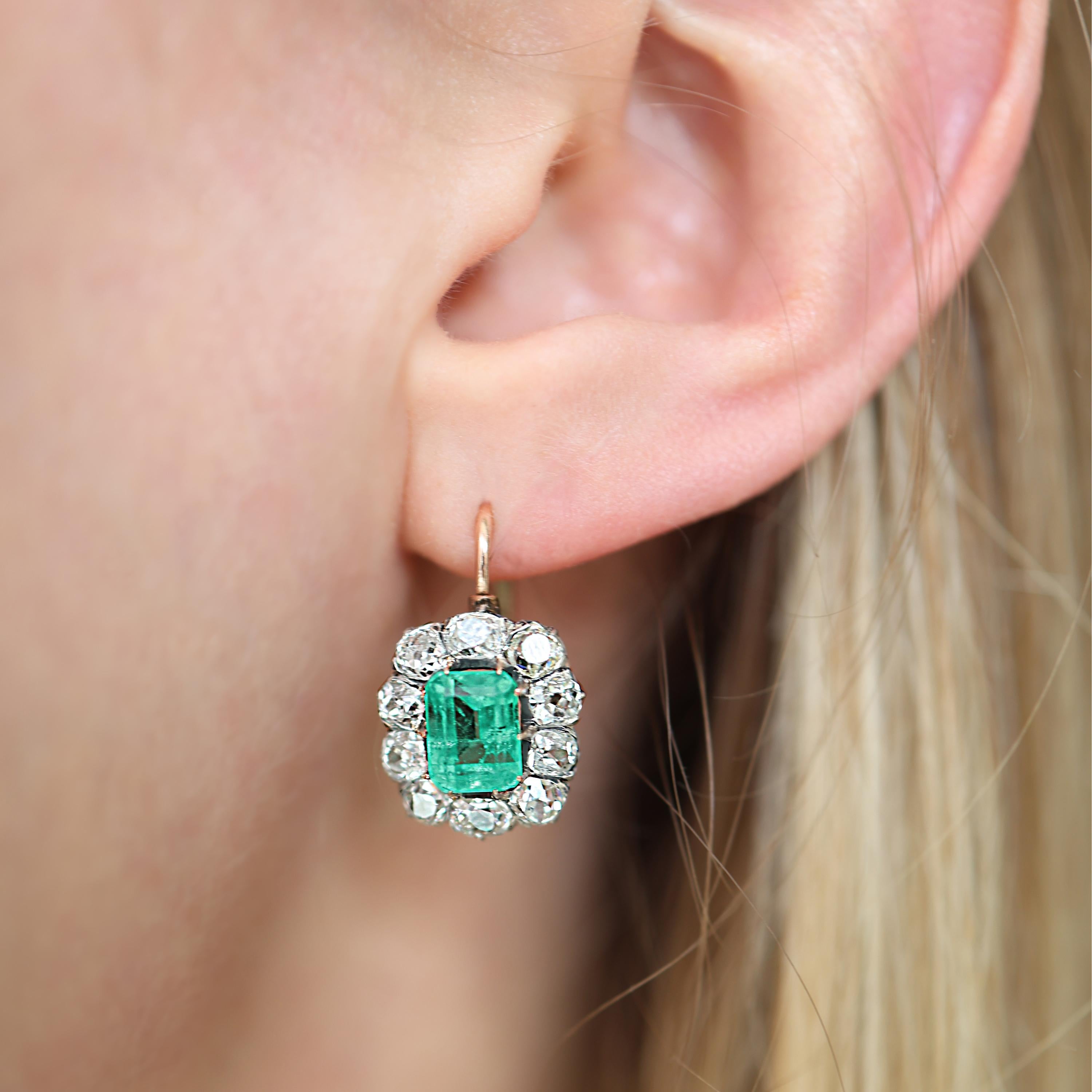 Taille émeraude Boucles d'oreilles anciennes Columbian Emerald Diamond and Silver Upon Gold Cluster, vers 1 en vente