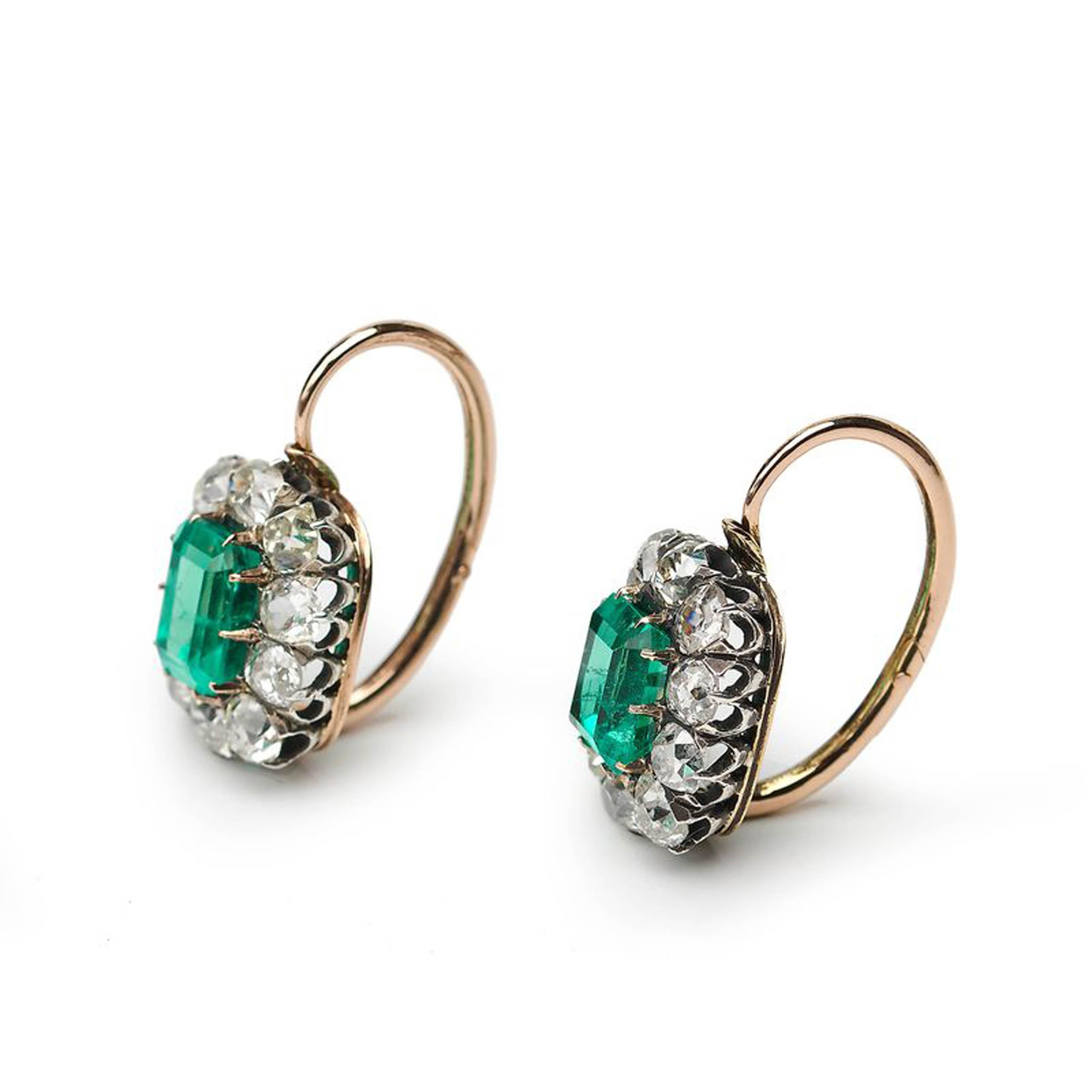 Victorien tardif Boucles d'oreilles anciennes Columbian Emerald Diamond and Silver Upon Gold Cluster, vers 1 en vente