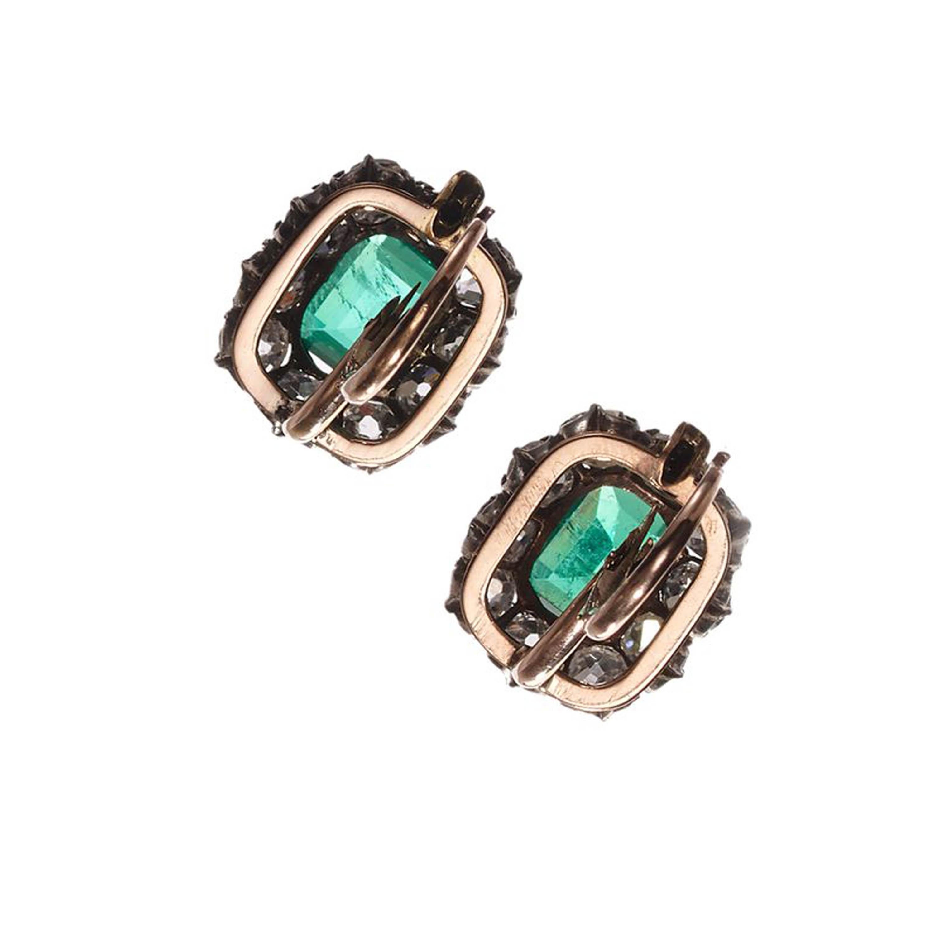 Boucles d'oreilles anciennes Columbian Emerald Diamond and Silver Upon Gold Cluster, vers 1 Bon état - En vente à London, GB