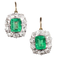 Antichi orecchini a grappolo in smeraldo colombiano, diamanti e argento su oro, Circa 1