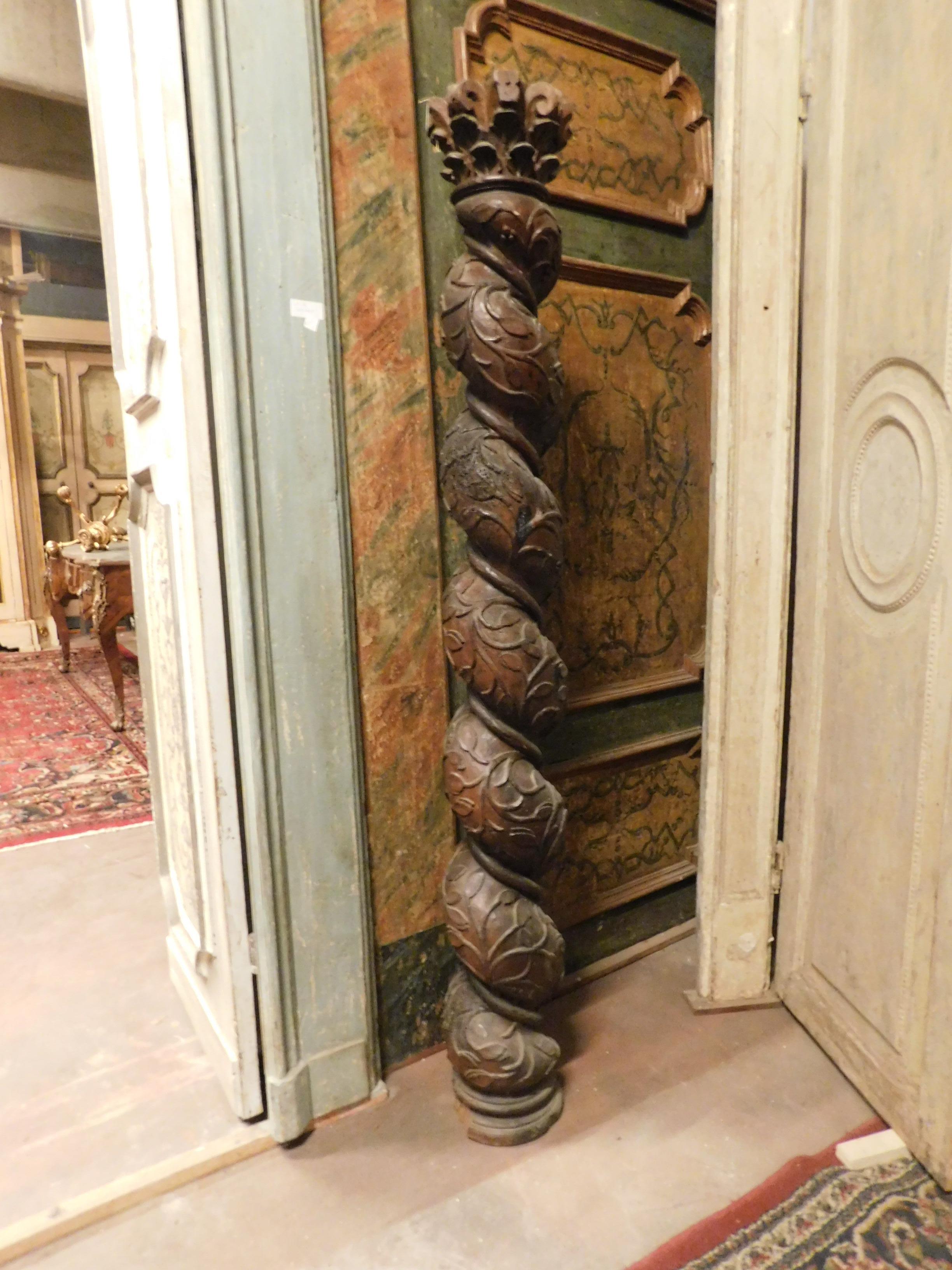 Ancient column in dark brown walnut wood, hand-sculpted with a twisted shape, richly decorated with floral motifs and original capital, from a 17th century house in Italy.

Measures H 170 + 10 (capital) x W 20 cm.