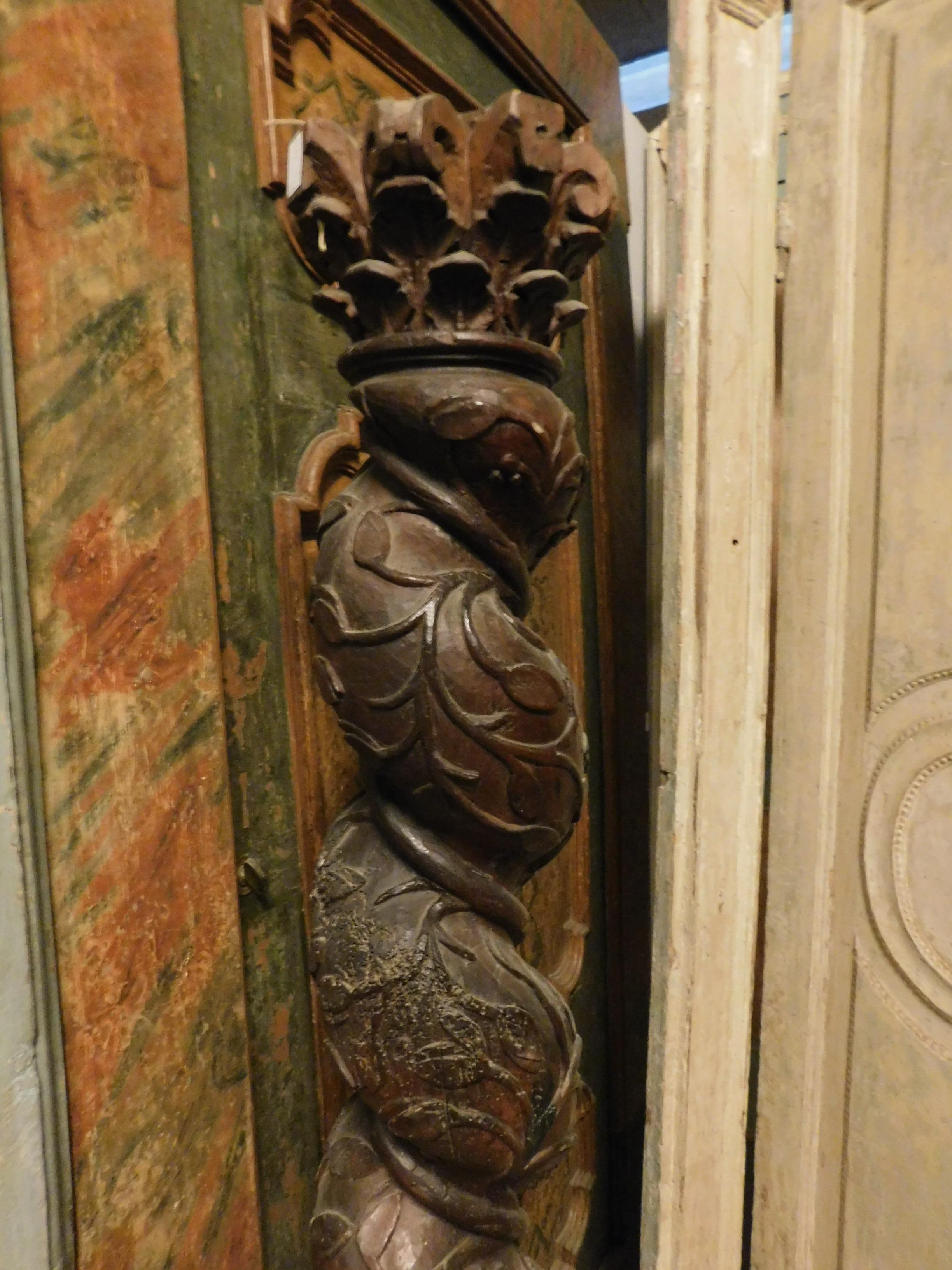 Antique Column in Walnut Wood, with Twisted Sculpted, 17th Century Italy In Good Condition In Cuneo, Italy (CN)
