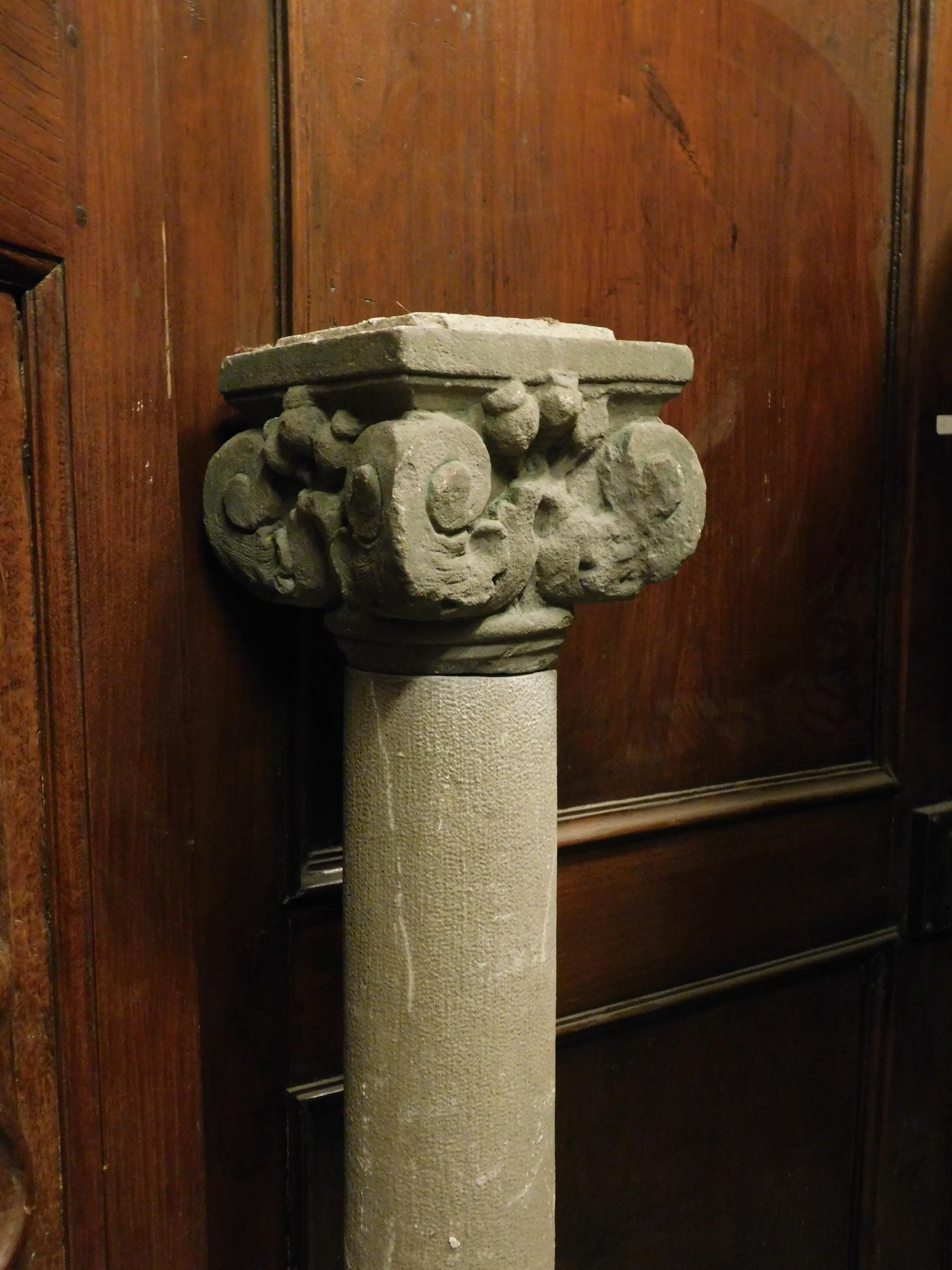 colonne ancienne avec chapiteau sculpté en pierre Bon état - En vente à Cuneo, Italy (CN)