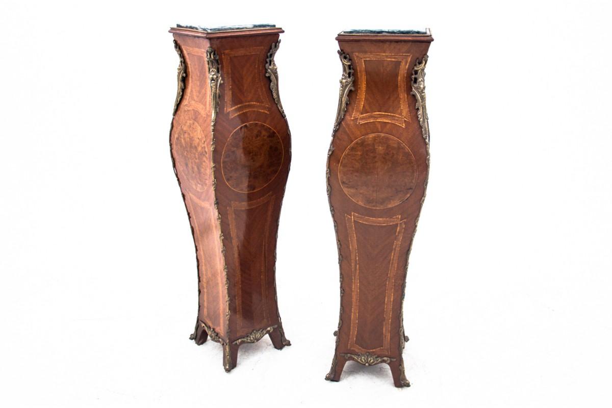 Representative columns - pedestals from the second half of the 19th century in the Empire style.

A pair of potbellied columns with marble tops, beautifully decorated with light wood inlays and brass fittings. Very good condition.

Origin