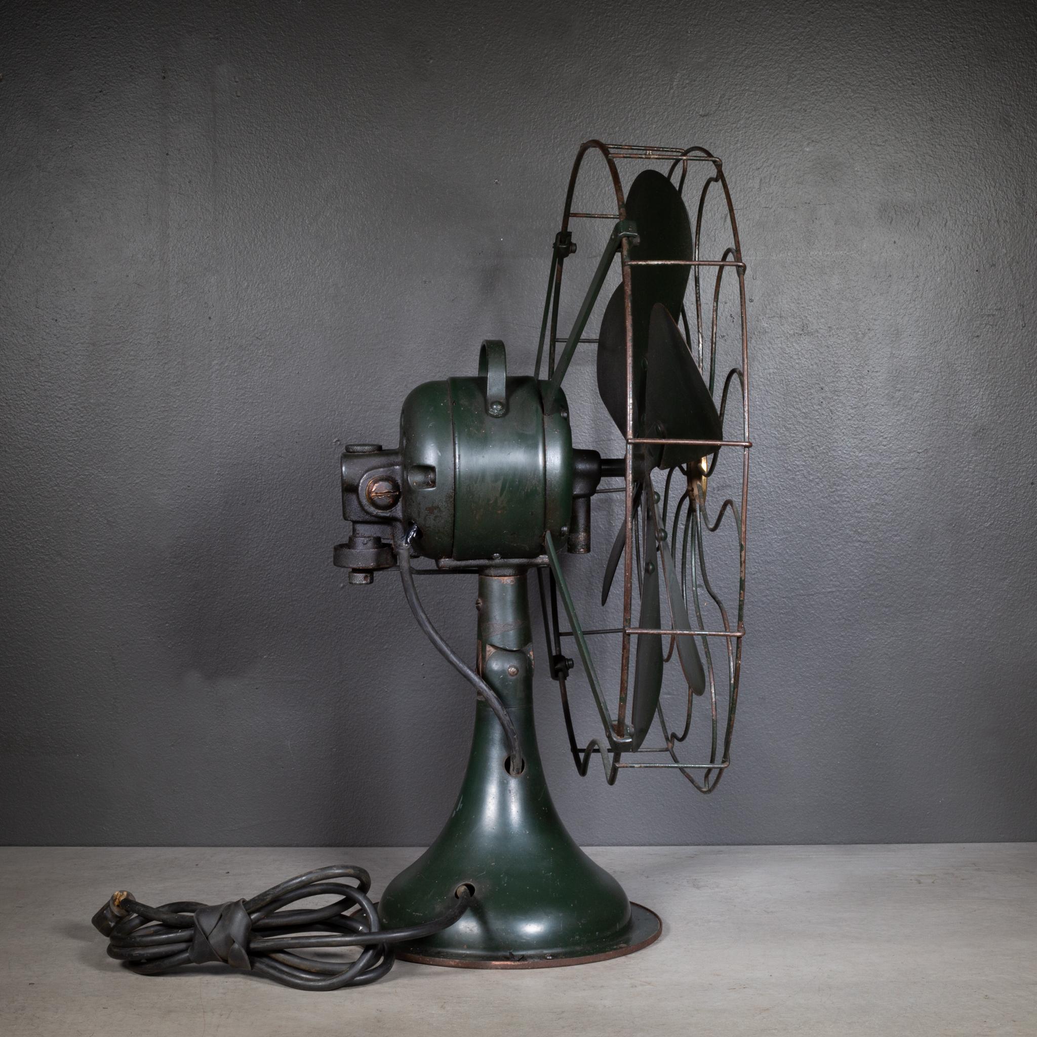 ÜBER

Ein Commandair Ventilator mit 6 Flügeln aus grünem Stahl und Gusseisen, mit schwenkbarem Kopf, drei Leistungsstufen, originalem Label aus Messing, originaler Messing-Mittelplatte und eingebautem Griff. Durch den verstellbaren