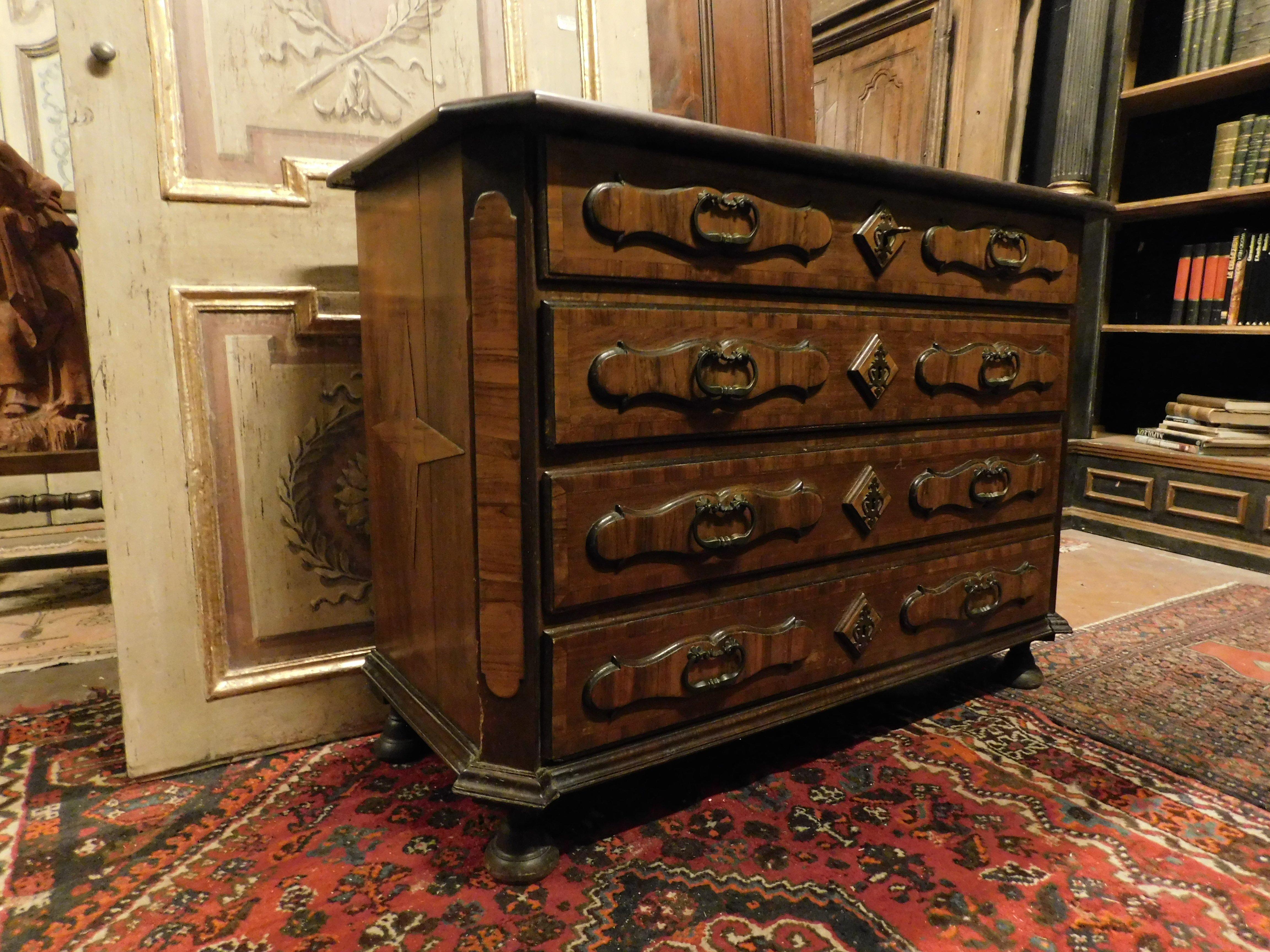 Antique commodes in walnut, chest of drawers inlaid with various woods and briar, with 4 large drawers, also decorated on the sides, hand-built in the 18th century, in Italy, ideal in a period house or even in modern interiors in contrast, gives