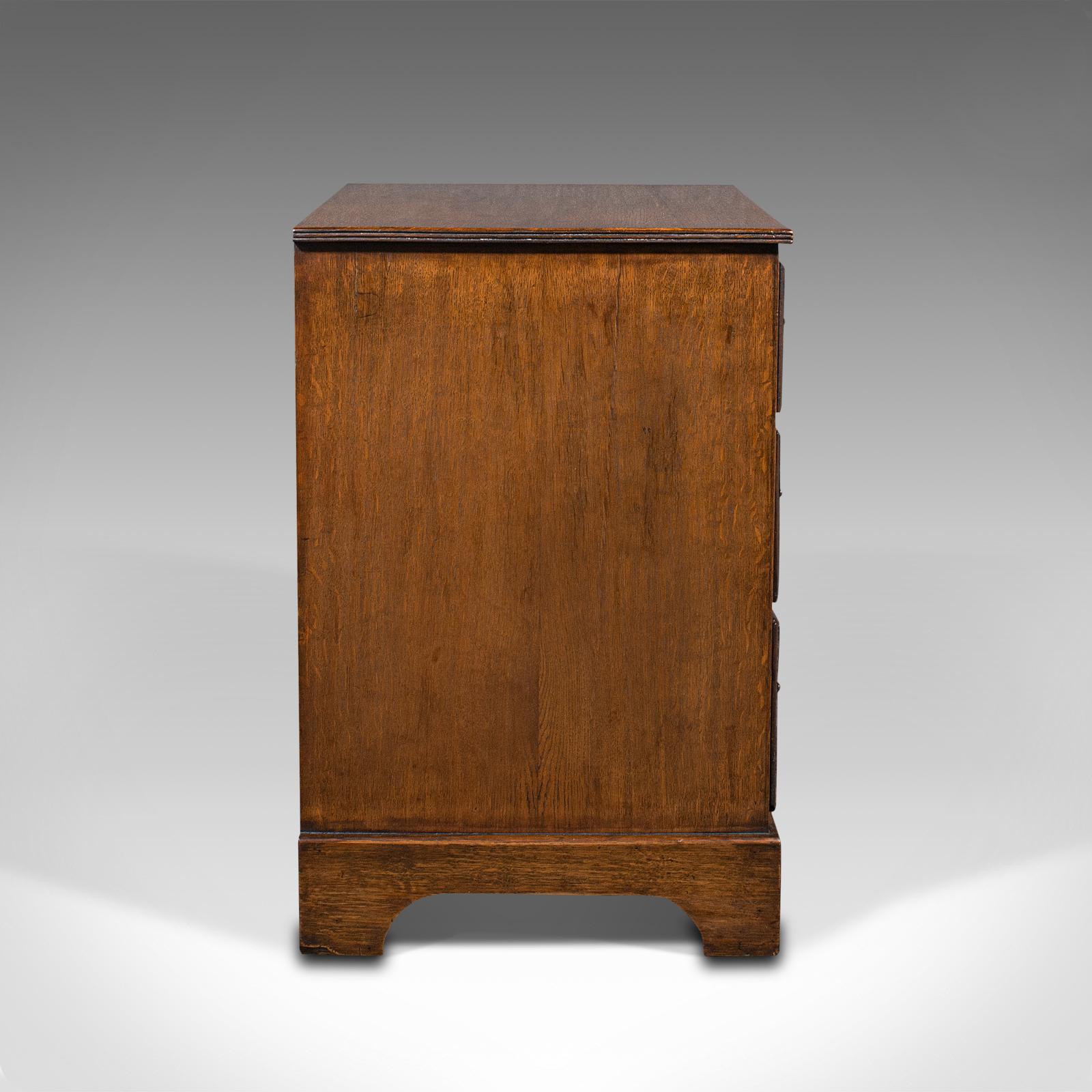 Antike kompakte Kommode, englisch, Eiche, Nachttischschrank, georgianisch, 1800 (Britisch) im Angebot