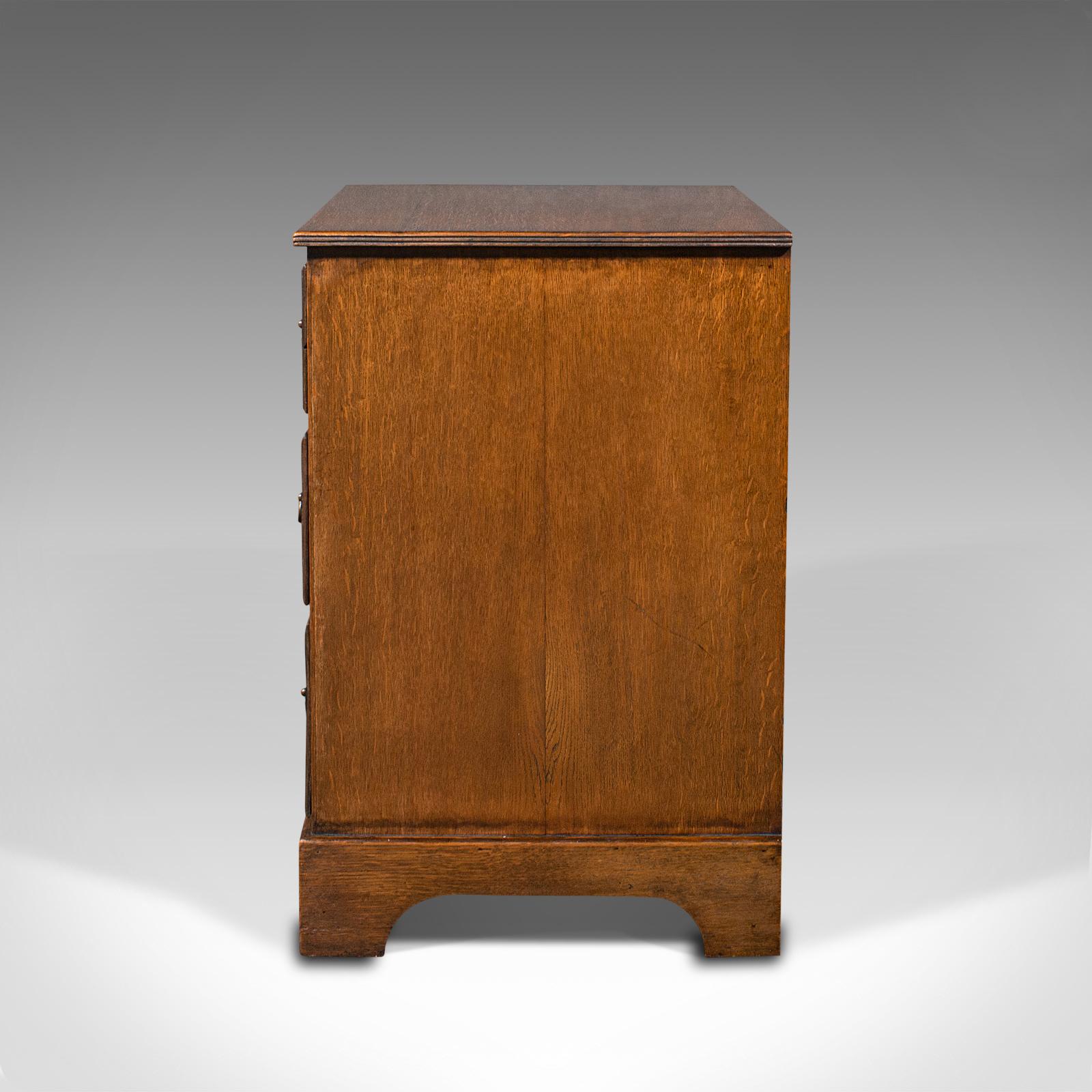 Antike kompakte Kommode, englisch, Eiche, Nachttischschrank, georgianisch, 1800 im Zustand „Gut“ im Angebot in Hele, Devon, GB