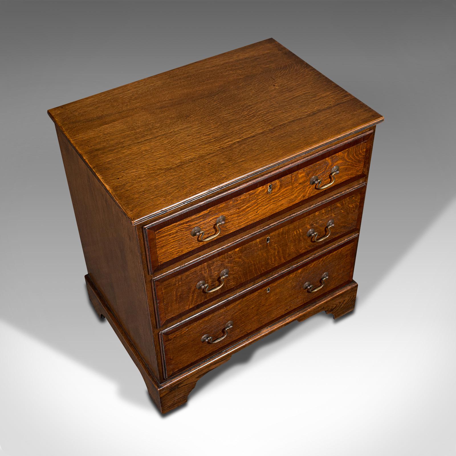 Antique Compact Chest of Drawers, English, Oak, Bedside Cabinet, Georgian, 1800 In Good Condition For Sale In Hele, Devon, GB