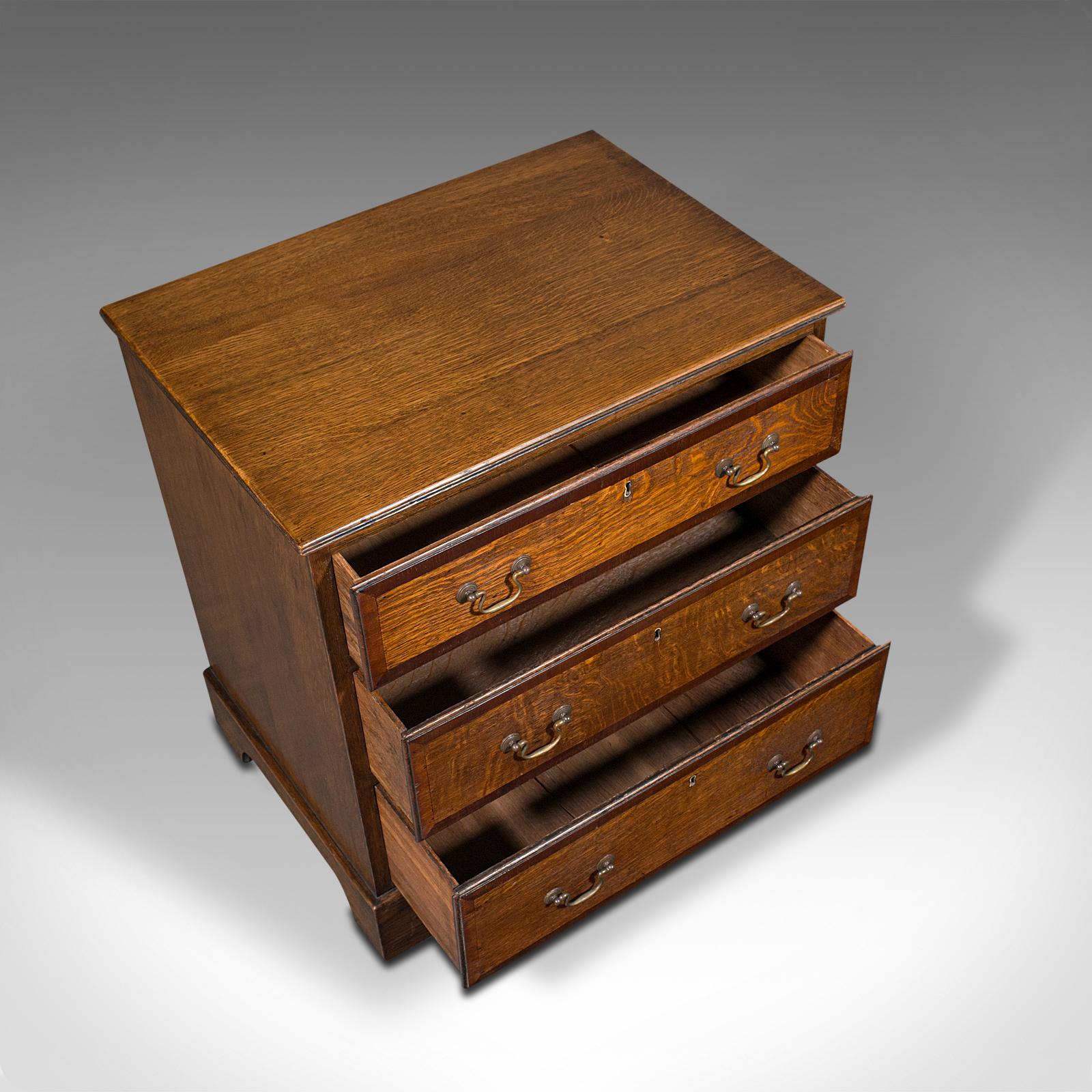 18th Century Antique Compact Chest of Drawers, English, Oak, Bedside Cabinet, Georgian, 1800 For Sale