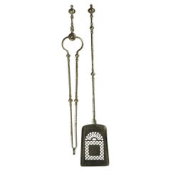 Ensemble ancien de deux outils de cheminée géorgiens en acier