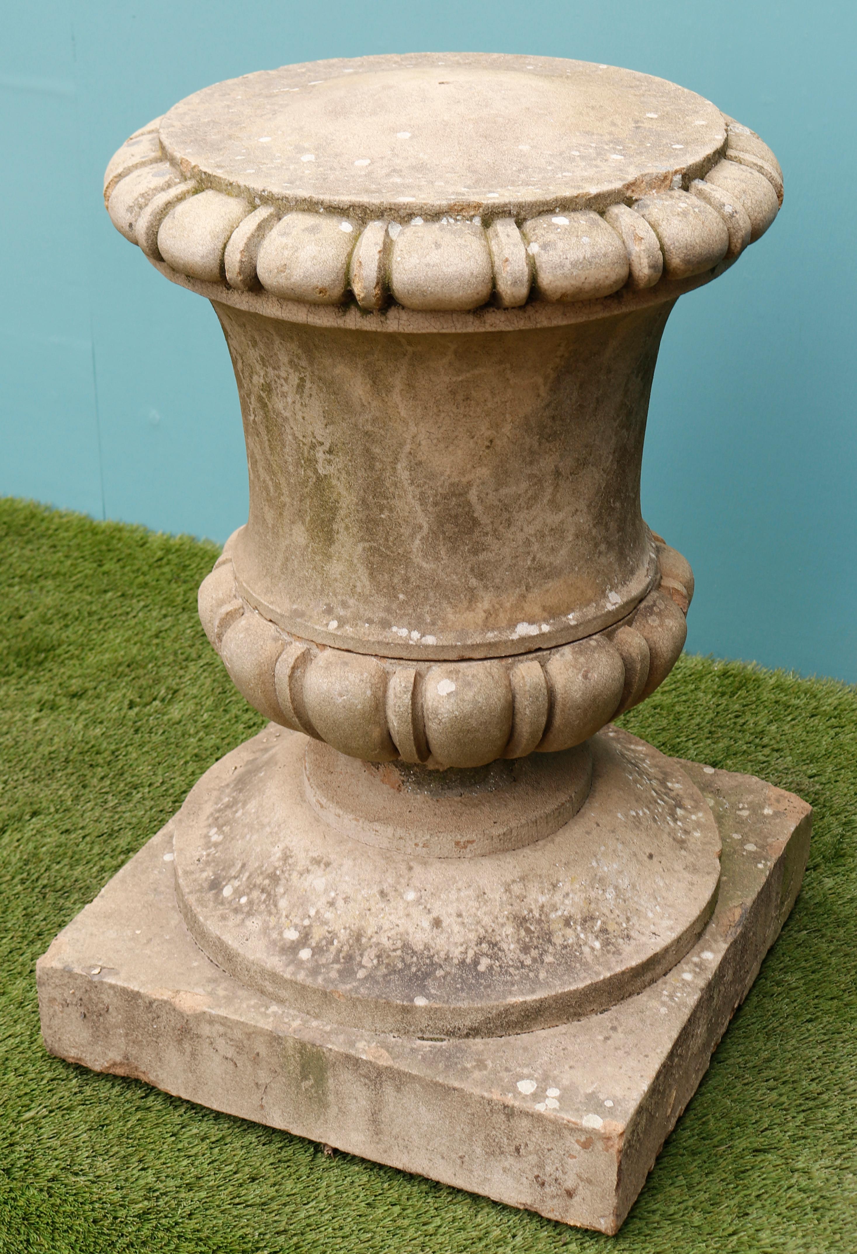 Antique Composition Stone Lidded Garden Finials In Fair Condition For Sale In Wormelow, Herefordshire
