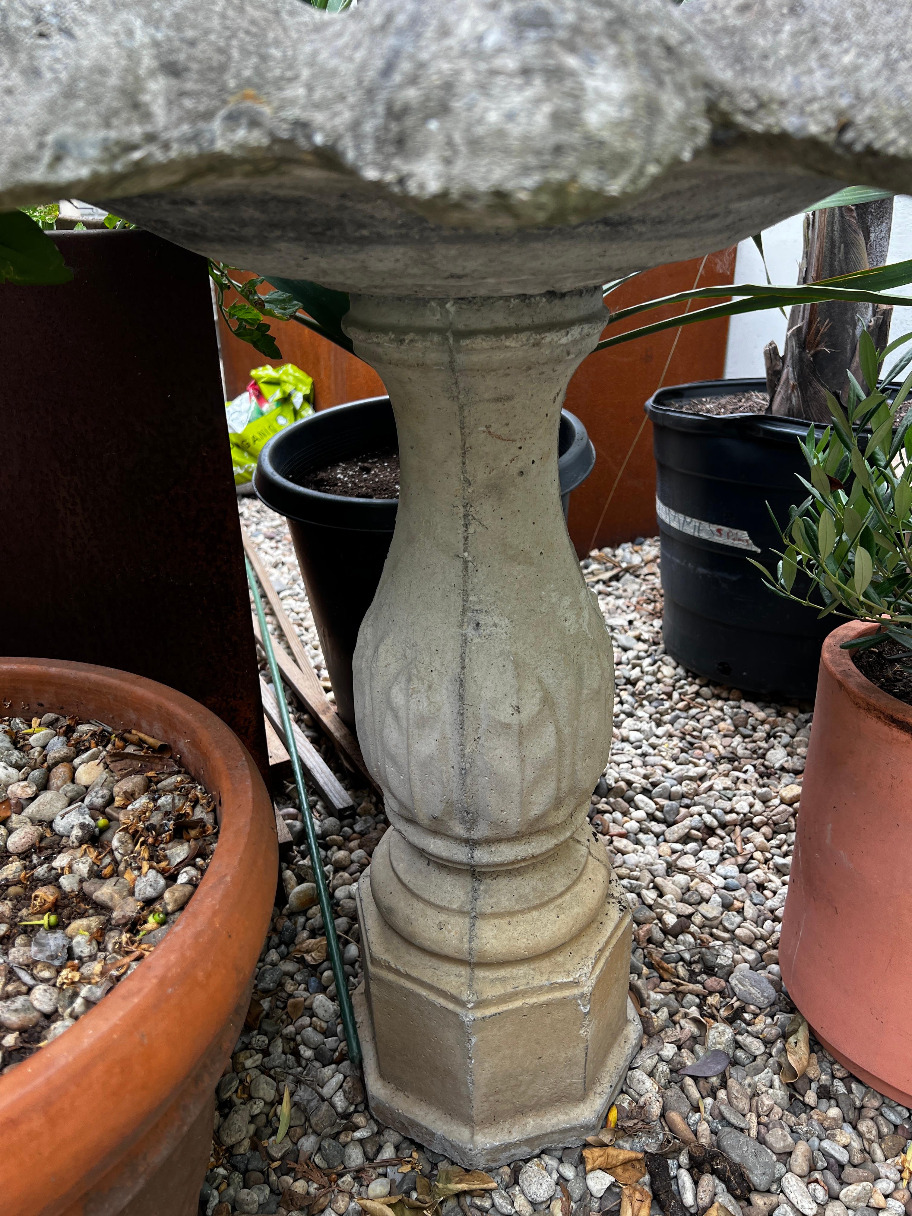 Vintage Concrete Blumenblatt-Vogelbath aus Beton auf geriffeltem Sockel (Rustikal) im Angebot