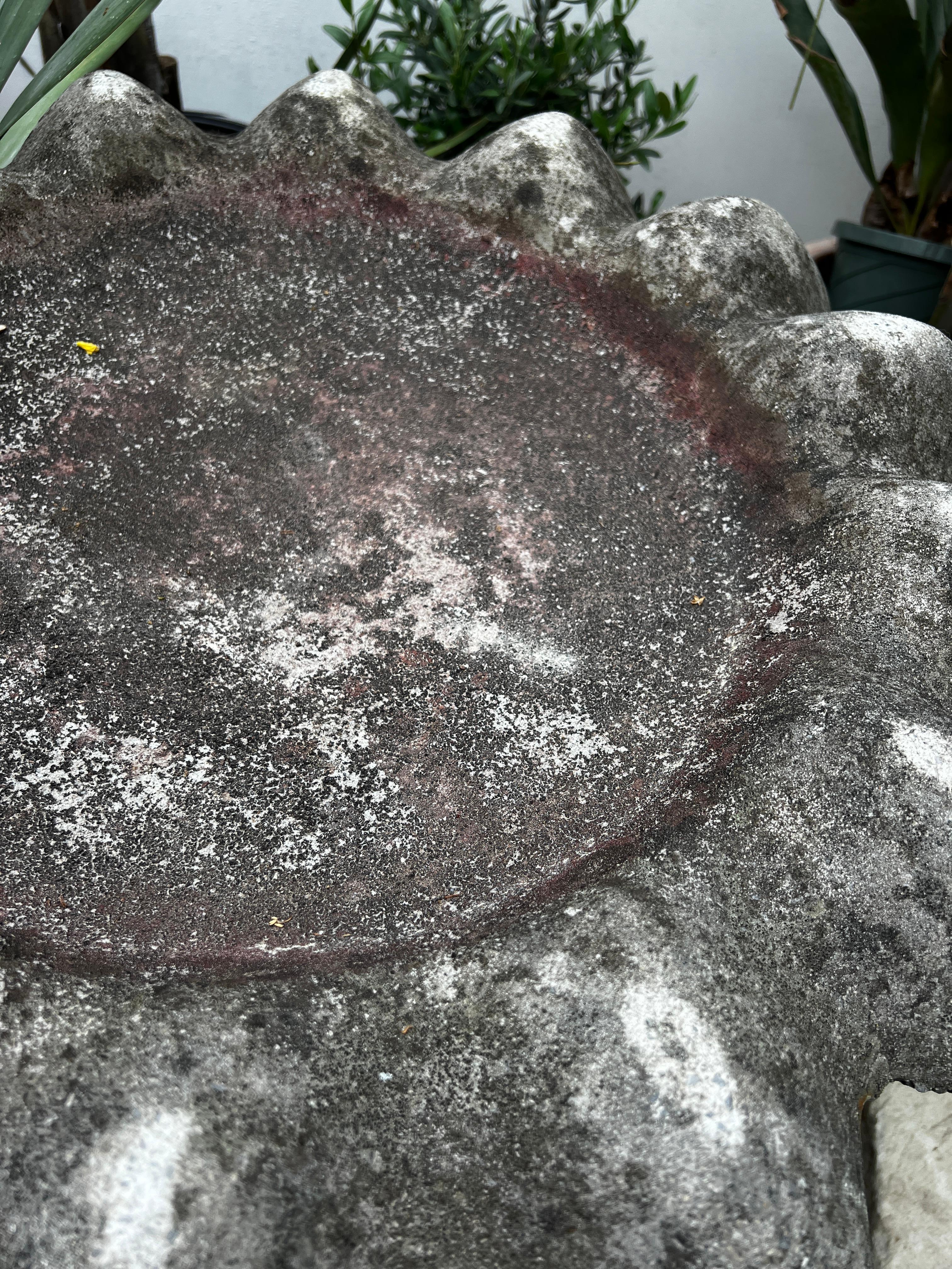 Vintage Concrete Blumenblatt-Vogelbath aus Beton auf geriffeltem Sockel im Zustand „Gut“ im Angebot in West Hollywood, CA