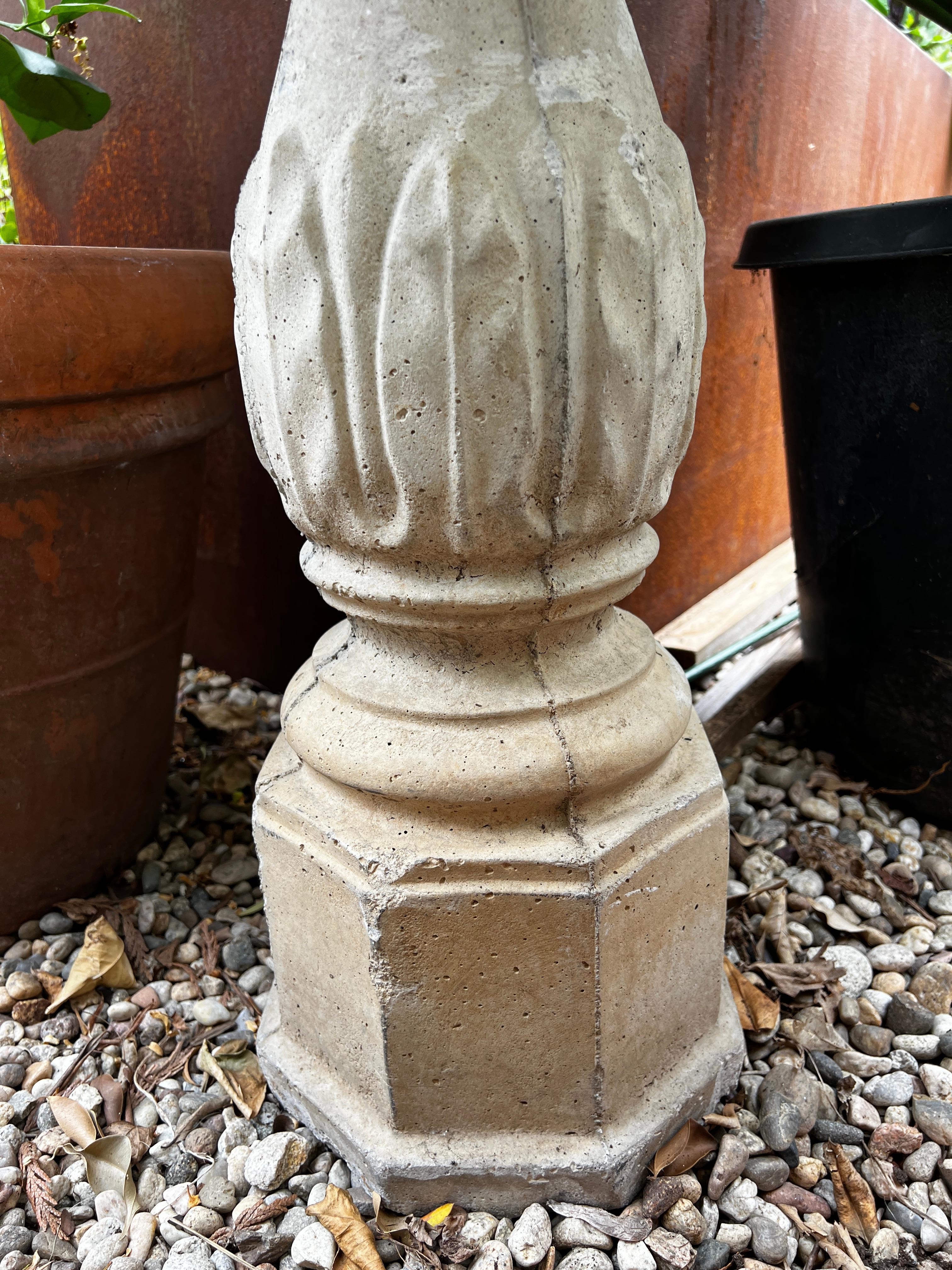 Vintage Concrete Blumenblatt-Vogelbath aus Beton auf geriffeltem Sockel im Angebot 1