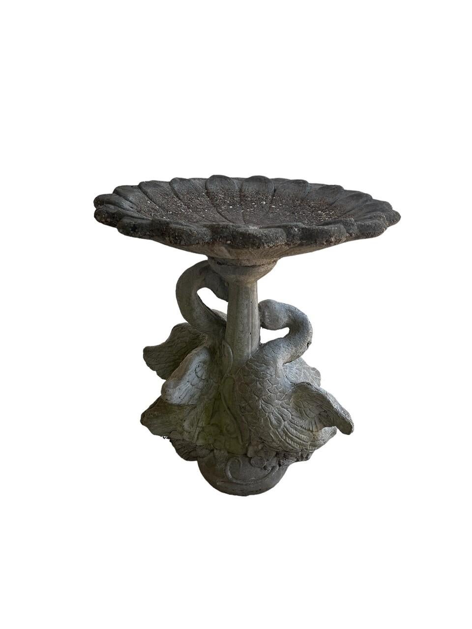 Un bain d'oiseaux en forme de cygne en béton Antique, patiné par le temps mais conservant son charme intemporel. Son gracieux design de cygne ajoute une touche d'élégance à tout jardin ou espace extérieur.