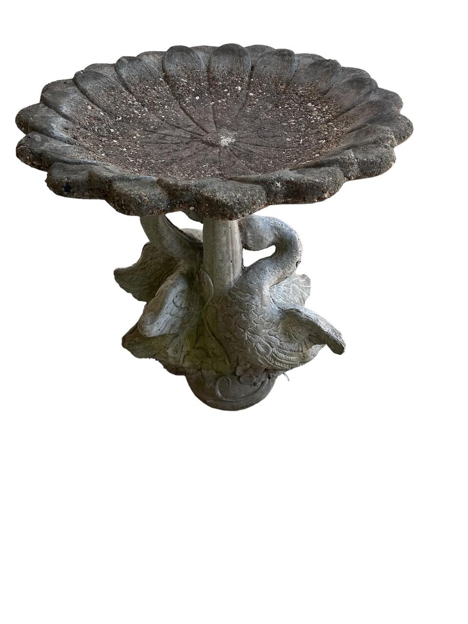 Mid-Century Modern Antique Swan Birdbath en béton