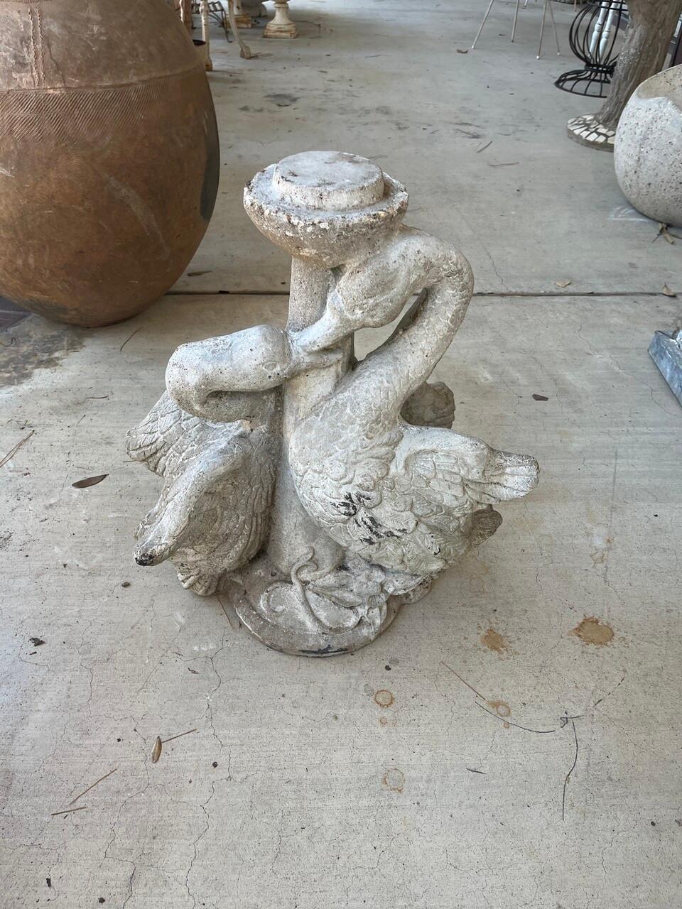 Américain Antique Swan Birdbath en béton