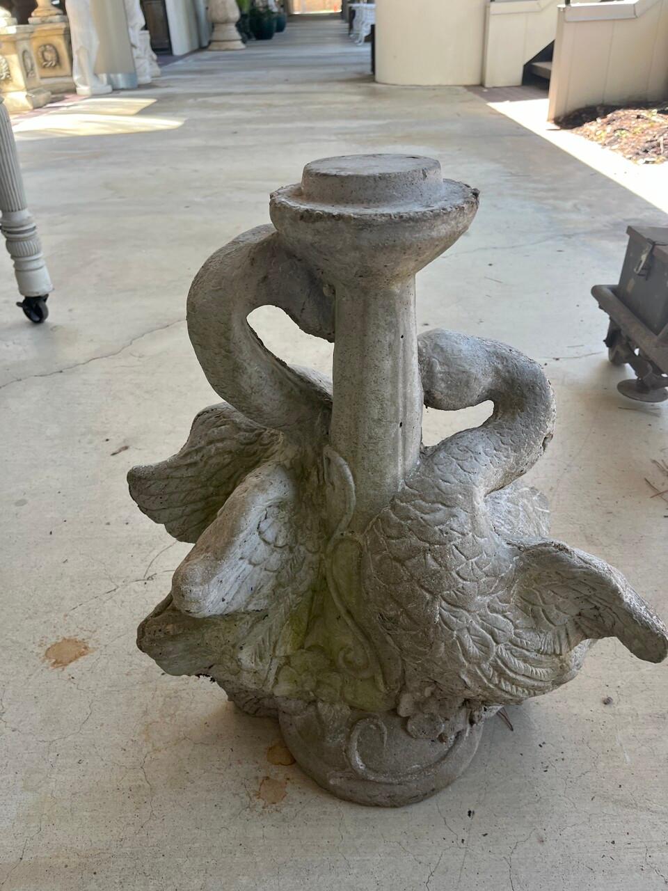 Antique Swan Birdbath en béton Bon état à Houston, TX
