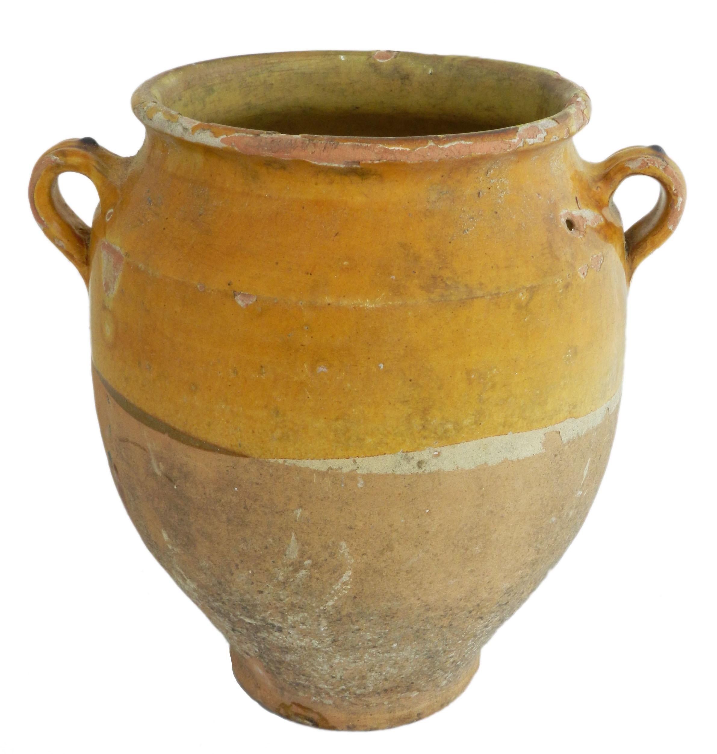 Jarre à confit ancienne en terre cuite française 19ème siècle
Jarre à confits de Provence en terre cuite faite à la main (3b)
La moitié inférieure n'a pas été émaillée pour permettre au pot de rester frais lorsqu'il est à moitié enfoui dans le