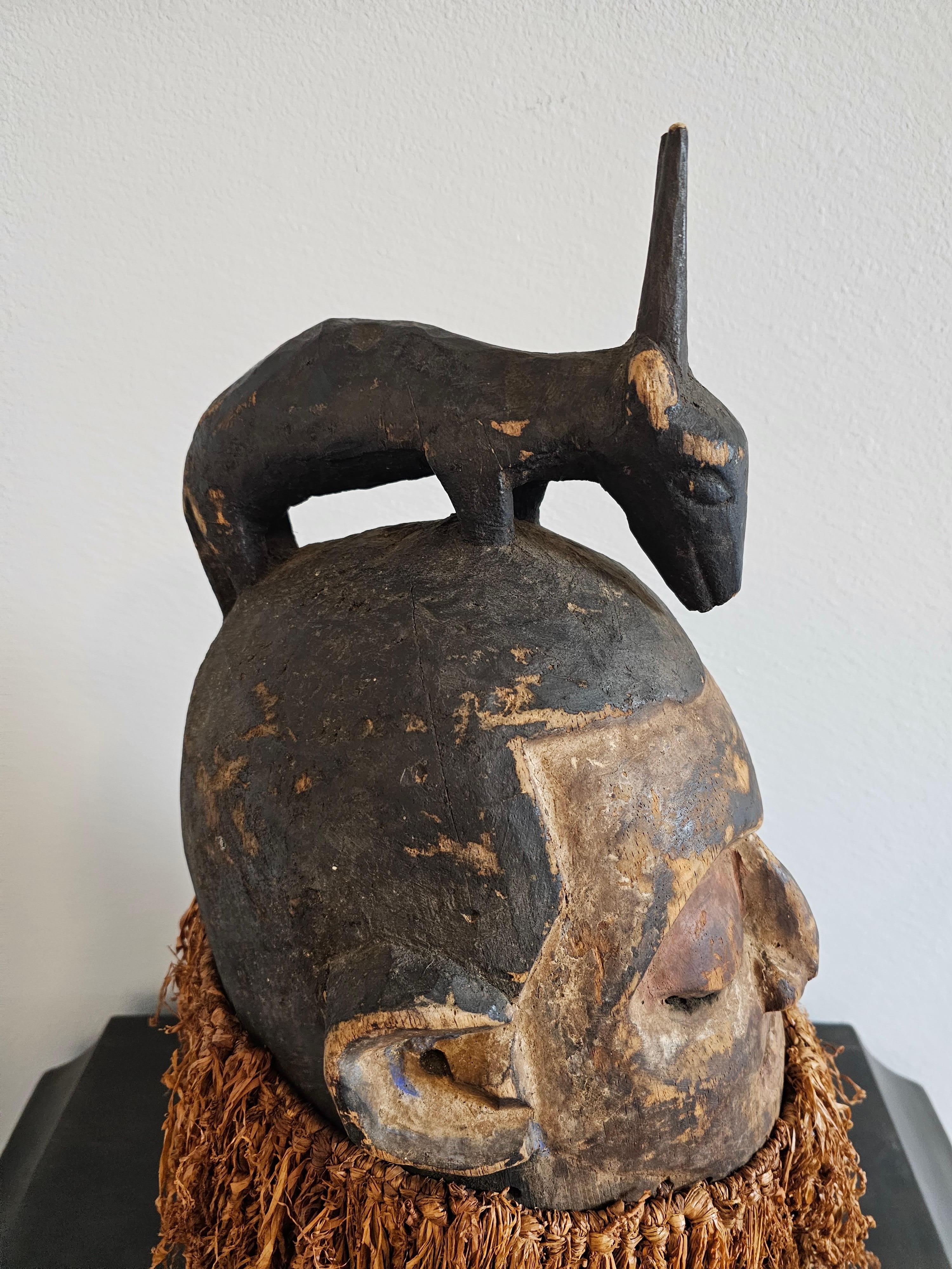 Antike Kongolesische geschnitzte Hemba- Helmmaske, Suku-Volkes im Angebot 7