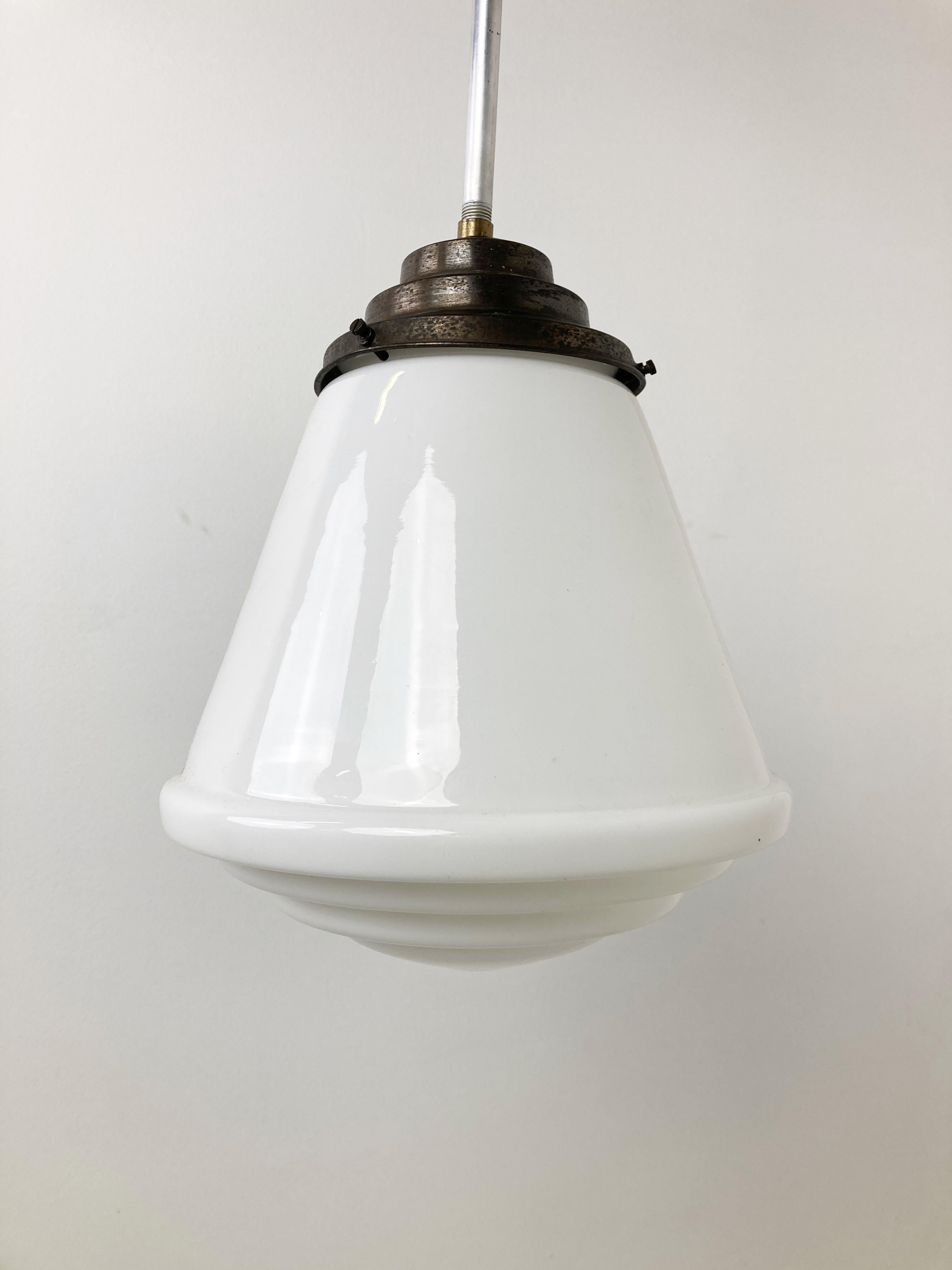 Milieu du XXe siècle Lights suspendues coniques en opaline antiques des années 1930 en vente