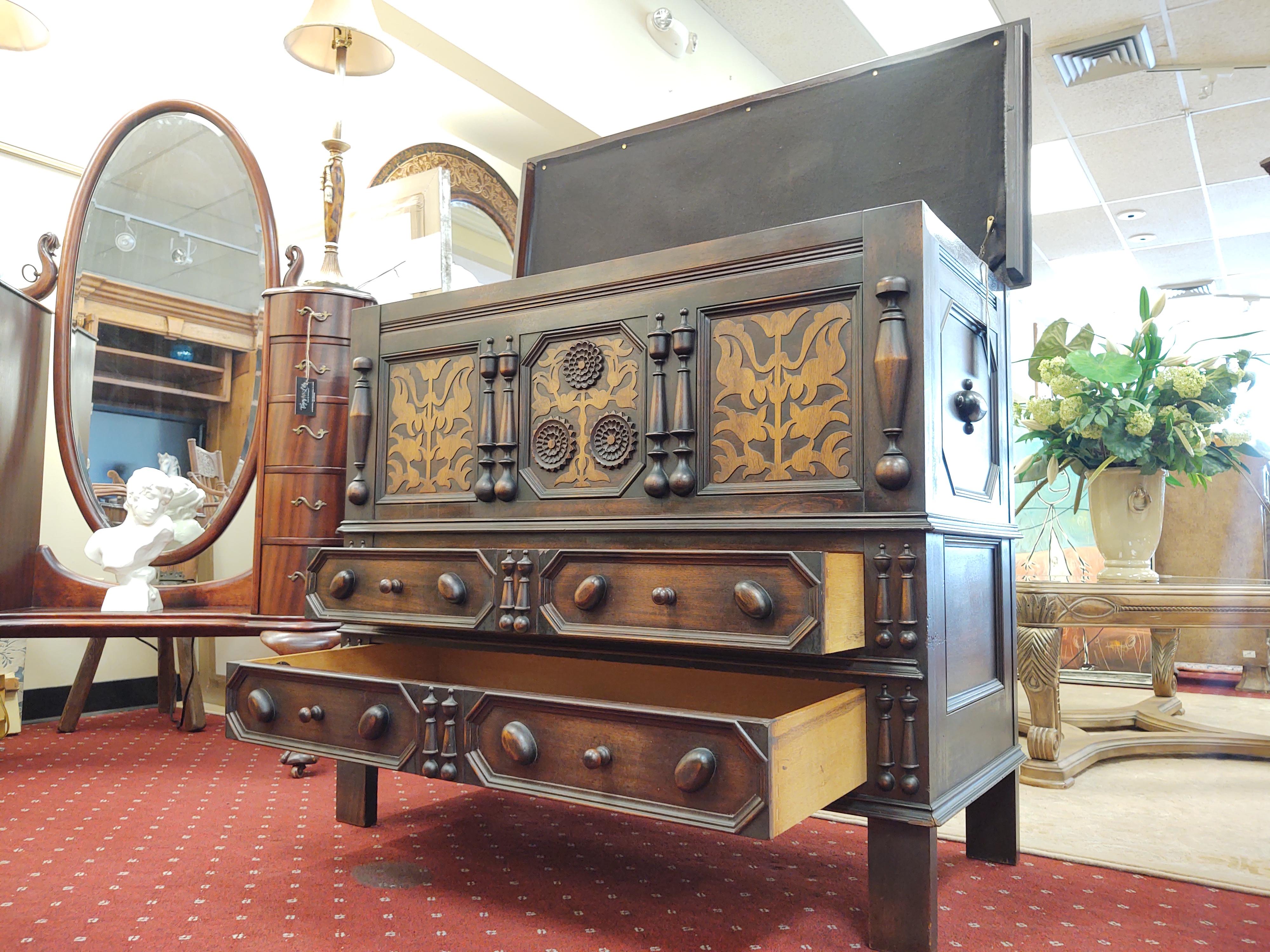 Antique Connecticut Sunflower Chest In Good Condition For Sale In Palm Beach Gardens, FL