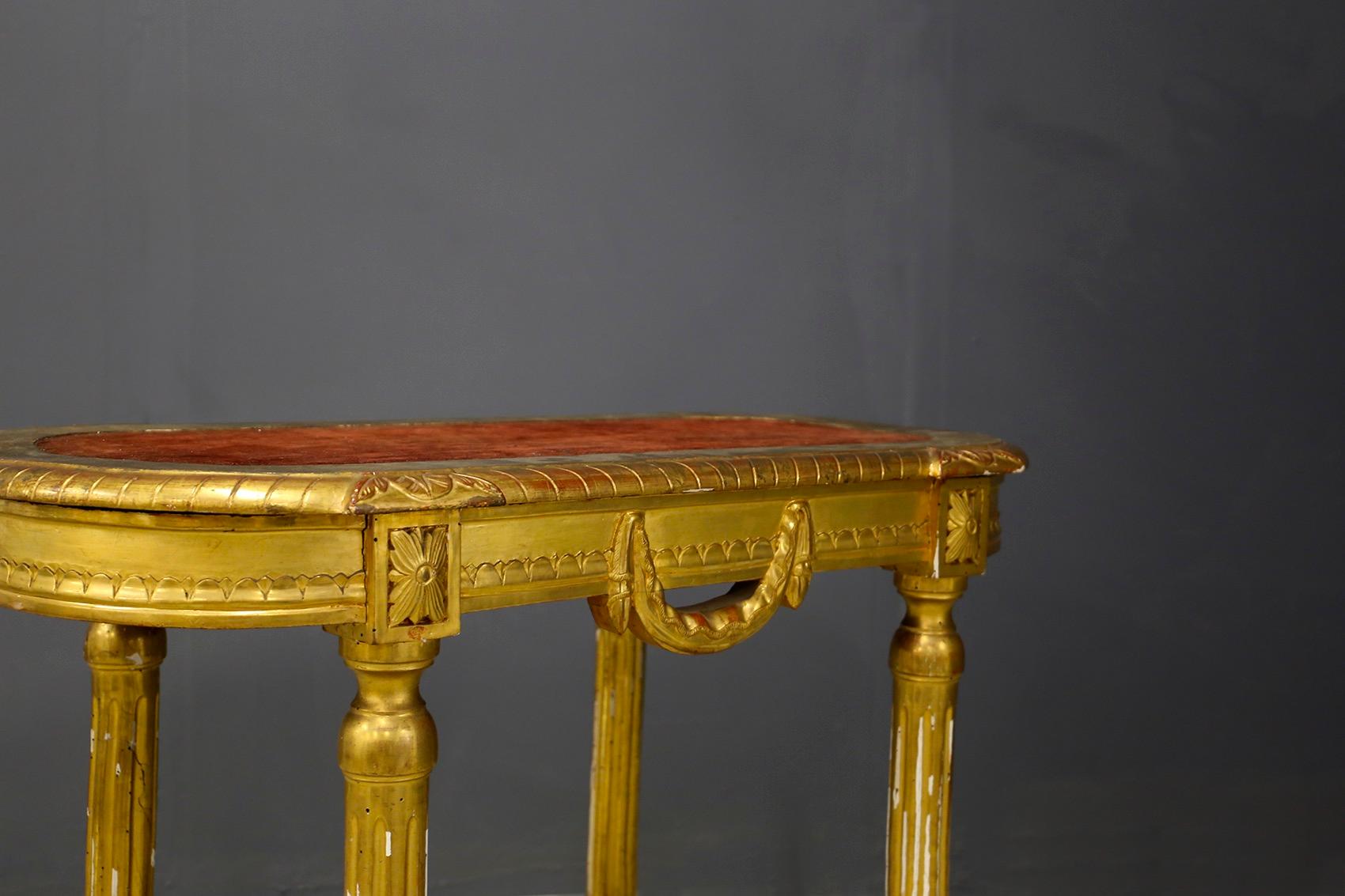 Antique Consolle in wood gilded end 1800 beginning 1900. The particularity of the console and its top covered with original velvet of the time of dark orange color. the wood of the console is sttao skillfully worked inlay. Detail to note at the
