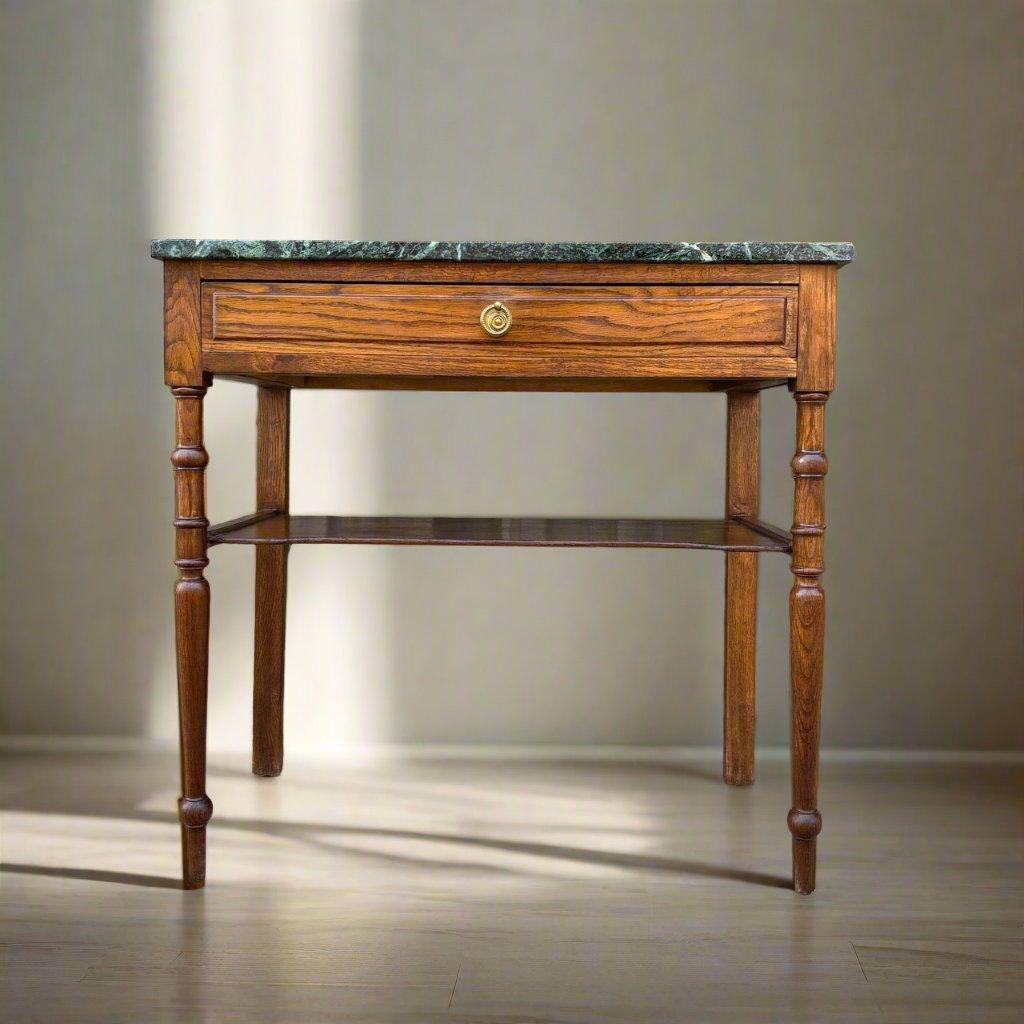 ✓ Elegante piano in marmo verde
✓ Forme classiche
✓ Un reperto unico

Dimensioni: 
Sedia: L: 77 cm H: 75 cm P: 44 cm

Articolo: Consolle antica
Articolo n.: 1012
Provenienza: Francia, intorno al 1890
Materiale: Rovere
Colore: Marrone, marmo