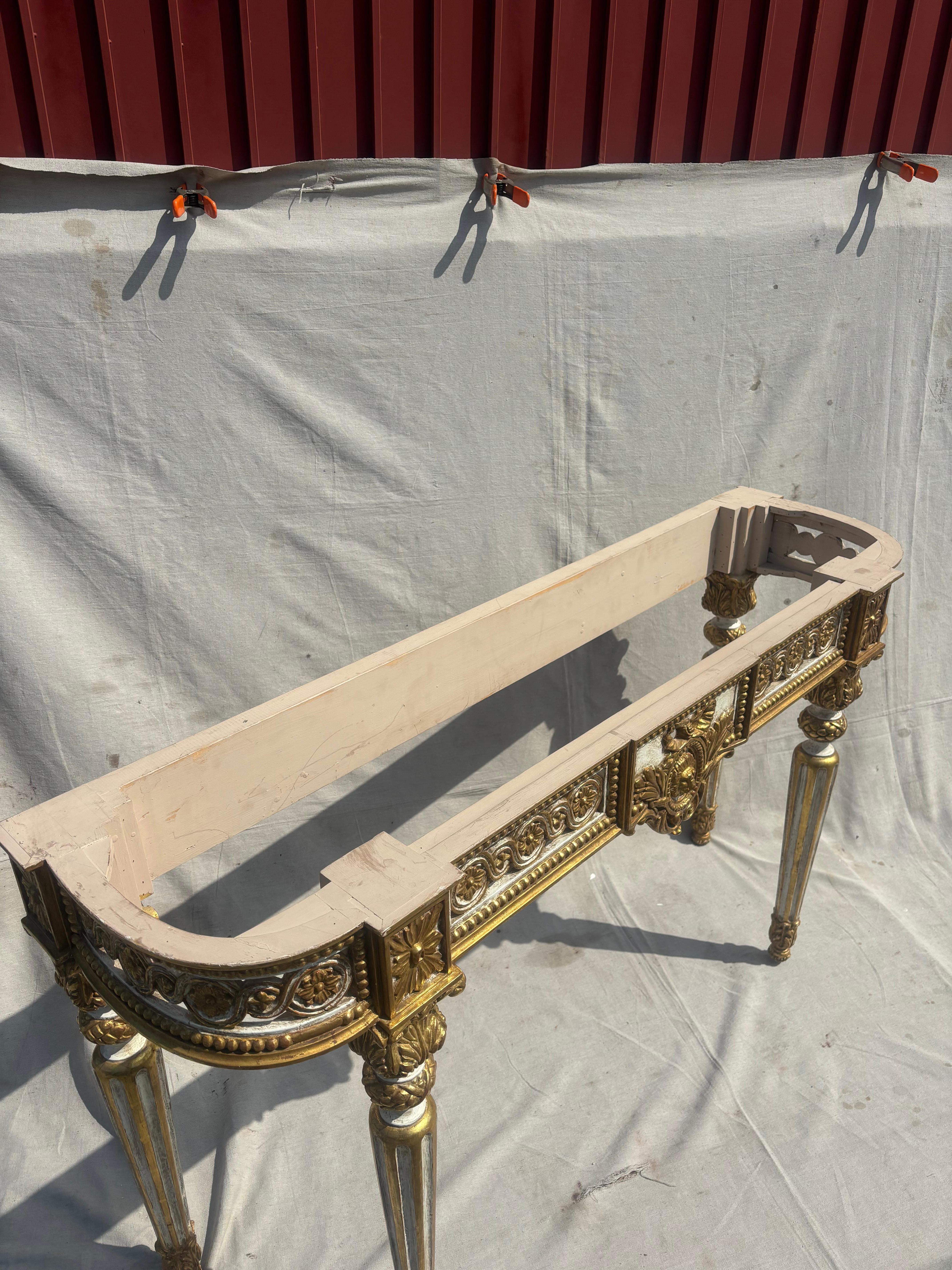 Européen Table console ancienne, dorée avec plateau en marbre en vente