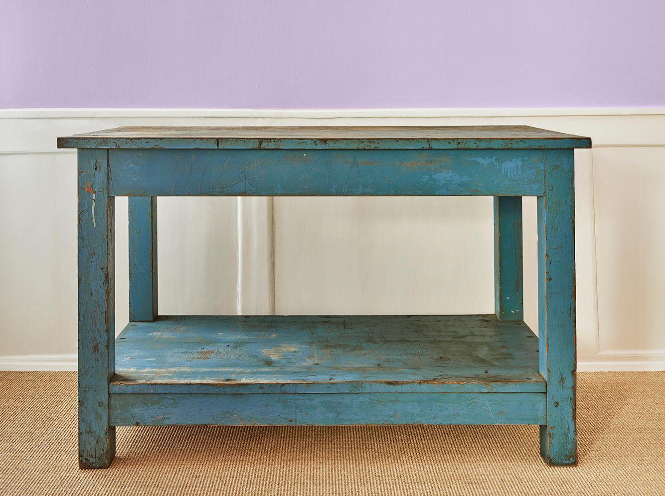 France, fin du XIXe siècle 

Table console en bois peint bleu 

Dimensions : H 81 x L 119 x P 61 cm.